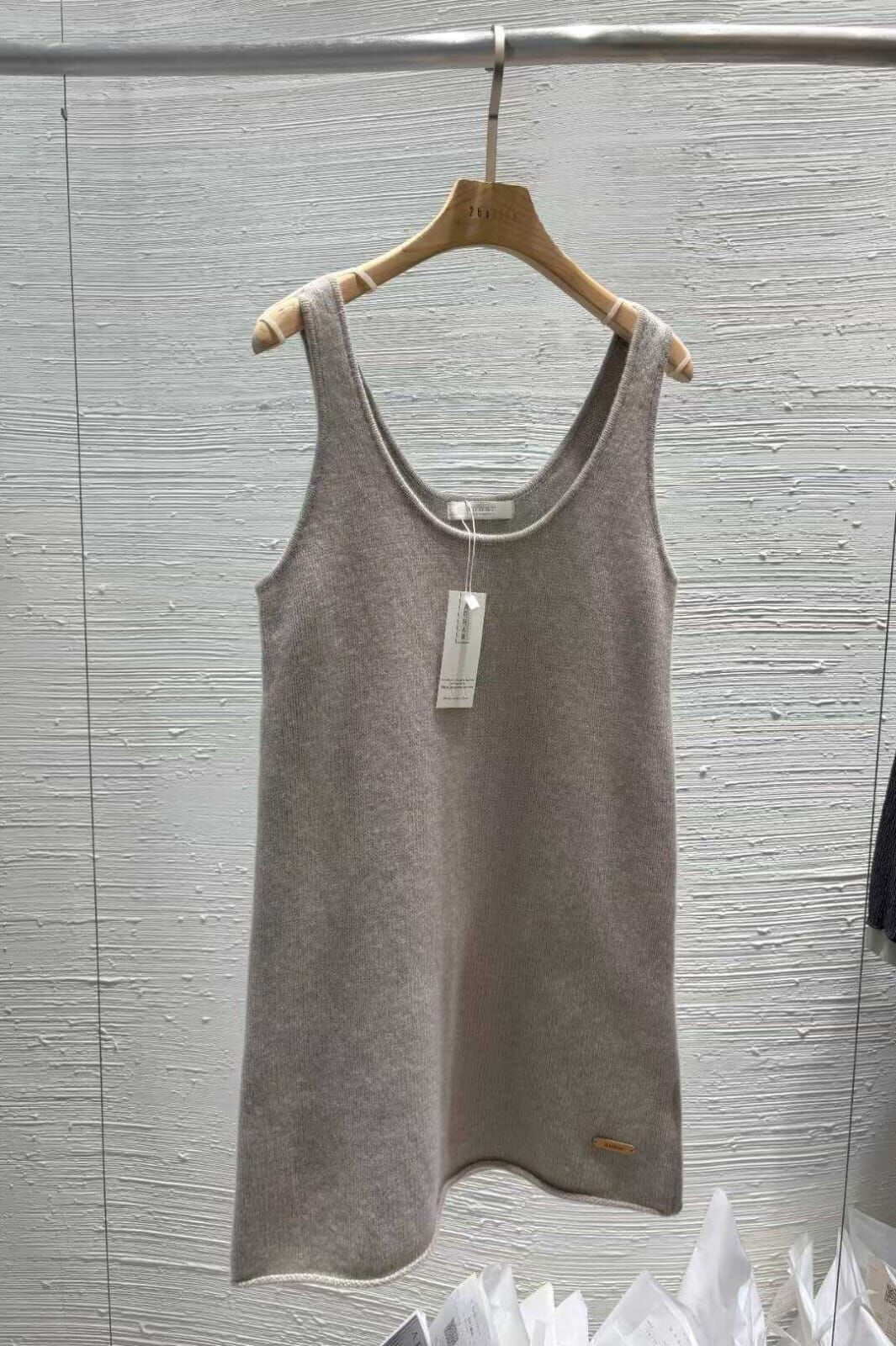 2B5431 捲捲邊圓領背心外搭 *特價* (優惠碼同充值購物金不適用)