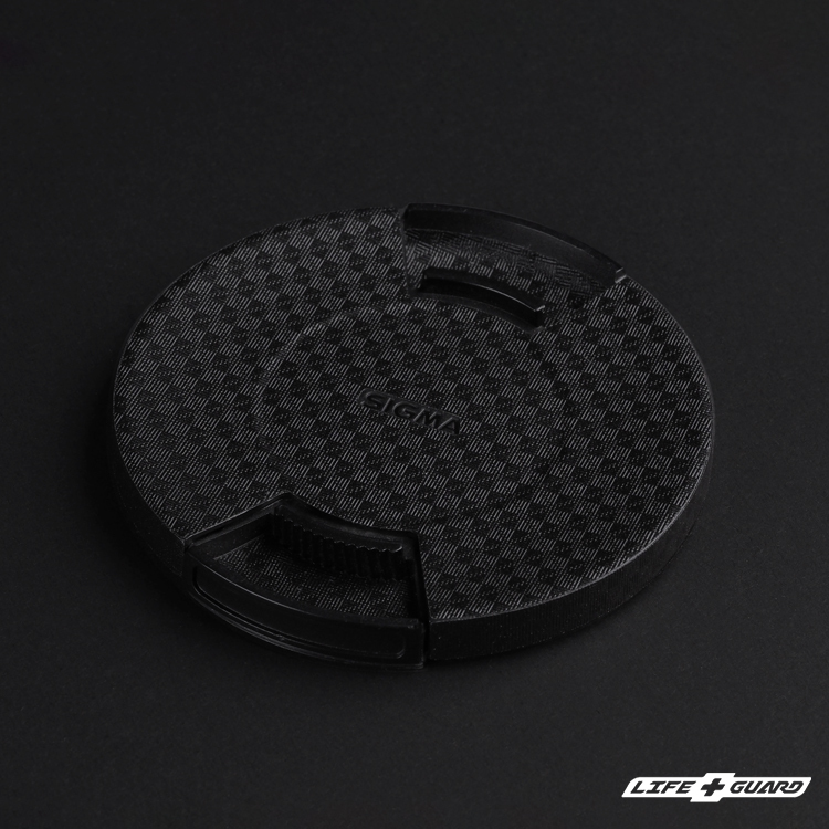 LIFE+GUARD 鏡頭蓋貼膜特寫，適用 SIGMA 40mm F1.4 DG HSM ART，鎧甲纖維黑風格設計