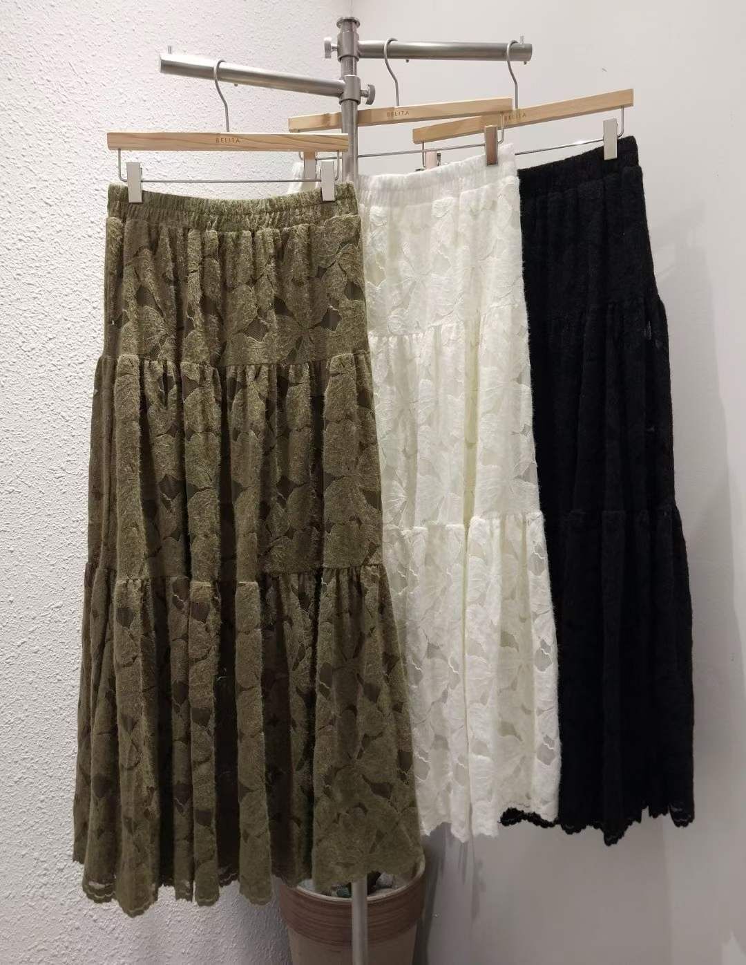 BT08  橡根裙 腰25-42 長36 $399 (一口價)