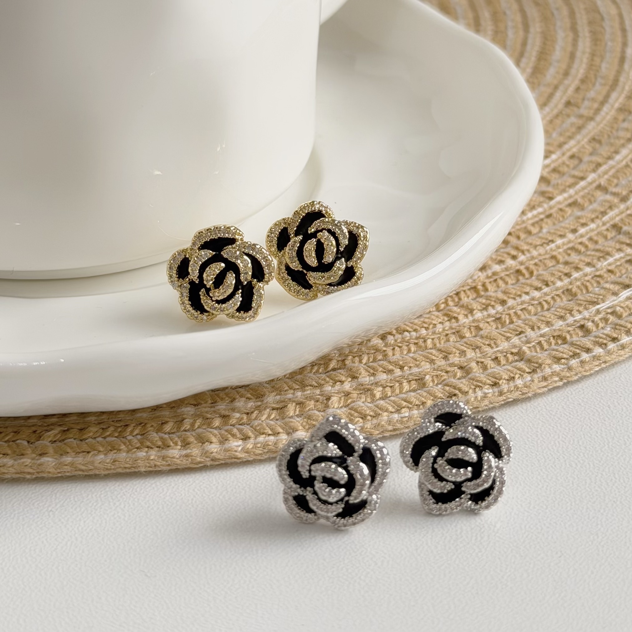 A217排鑽邊山茶花耳針