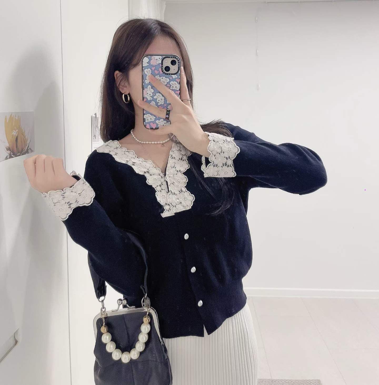 LU5403 刺繡花花拼邊珠珠V領上衣 *特價* (優惠碼同充值購物金不適用)