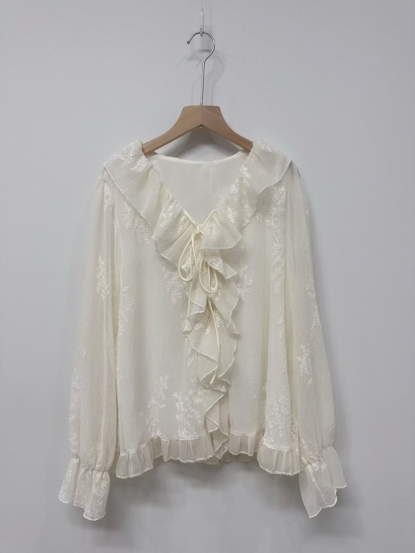 LU5409 Ruffle刺繡花花蝴蝶結V領上衣 *特價* (優惠碼同充值購物金不適用)