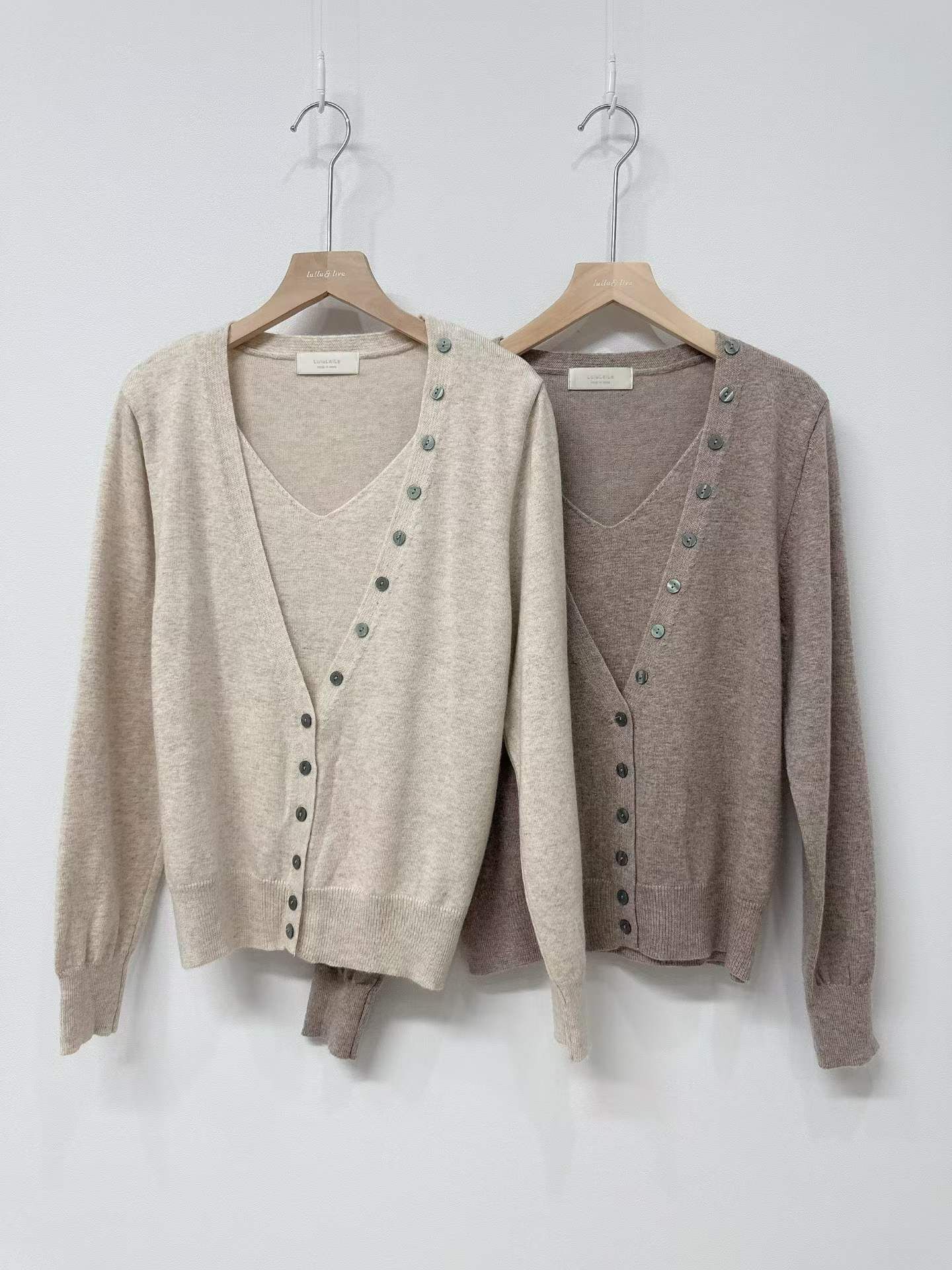 LU5414 設計感單側假排扣上衣 *特價* (優惠碼同充值購物金不適用)