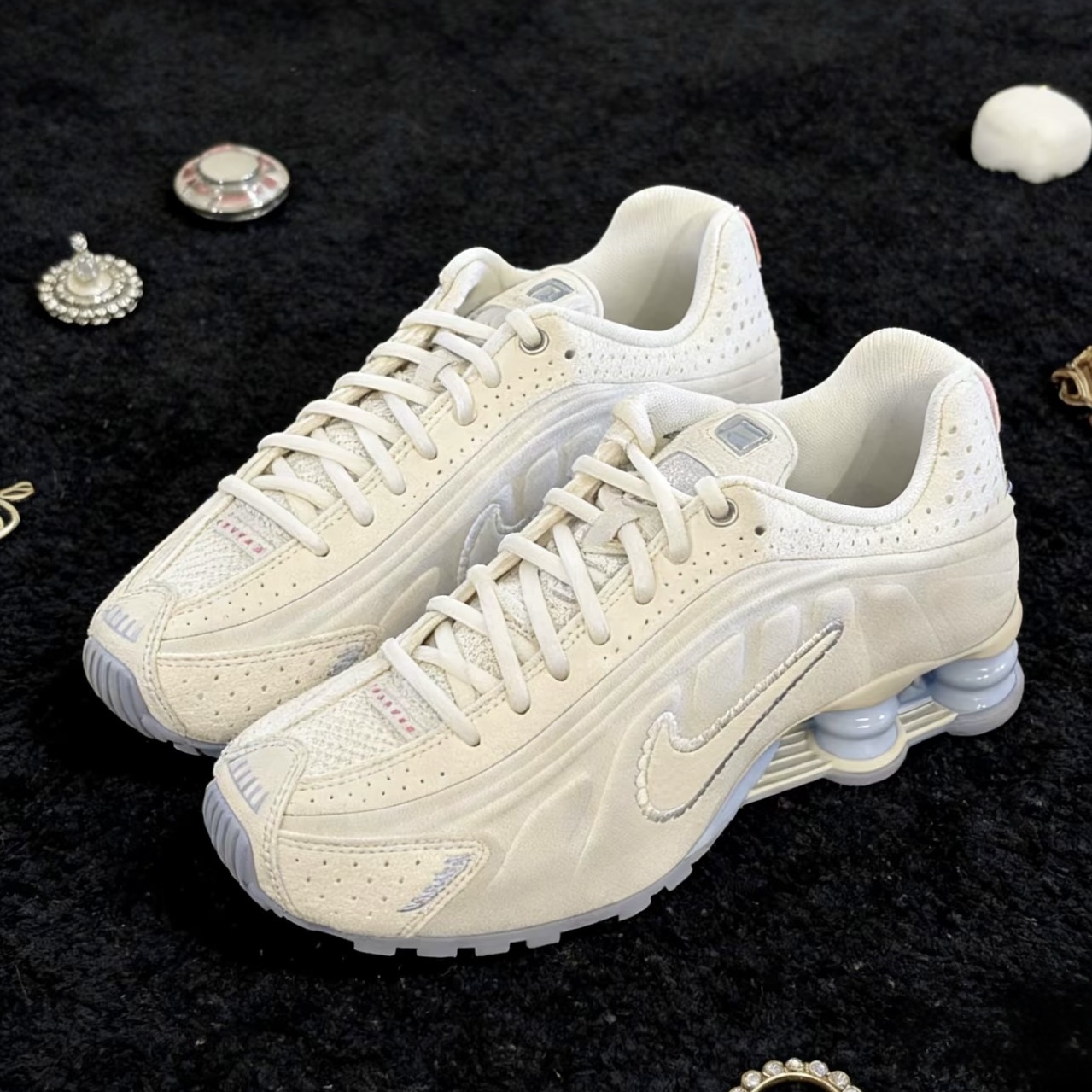 NIKE SHOX R4 彈簧鞋 米白銀 水藍 花邊勾 麂皮 女鞋 IH3572-110