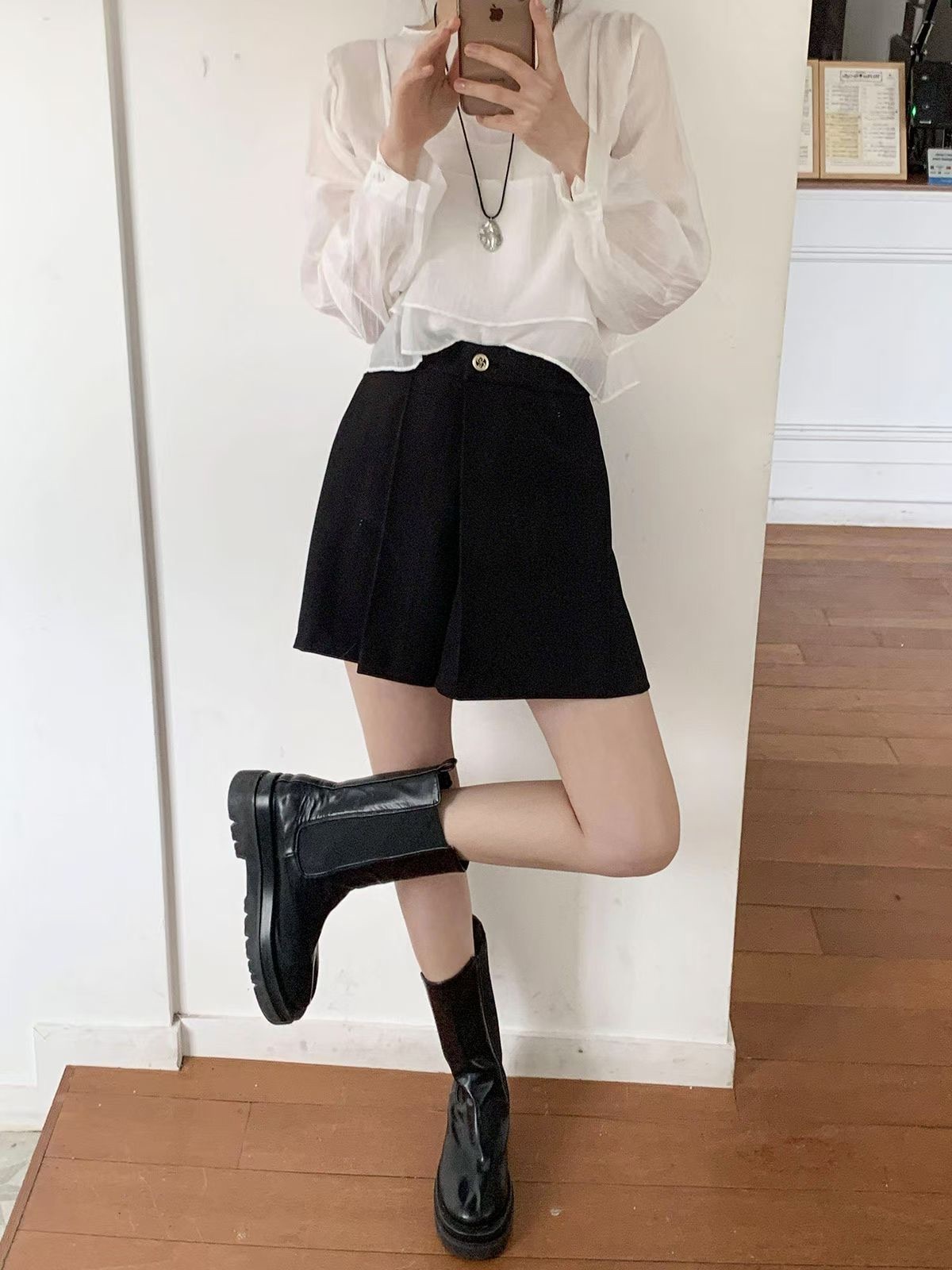 【21/1完額外95折優惠！首批優惠價預訂】韓國小金扣打褶短褲（2色）