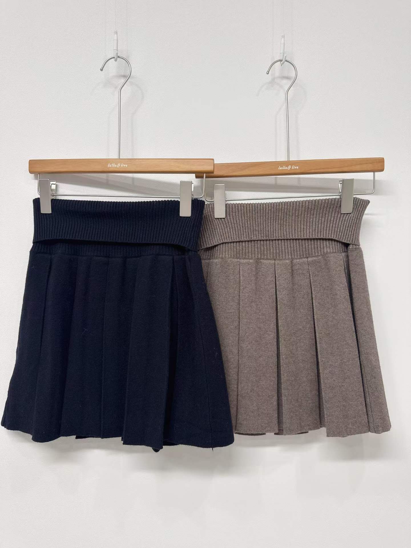 LU5427 坑紋高腰百褶短裙 *特價* (優惠碼同充值購物金不適用)