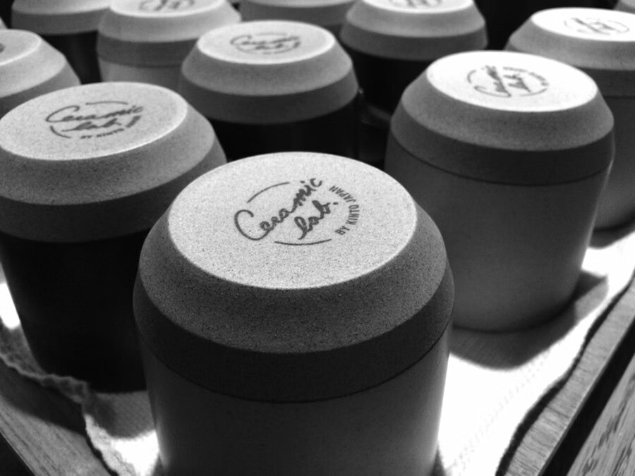 KINTO-CERAMIC LAB 馬克杯，手作觸感和釉面平靜色彩，在居家空間不自覺增添了溫暖。