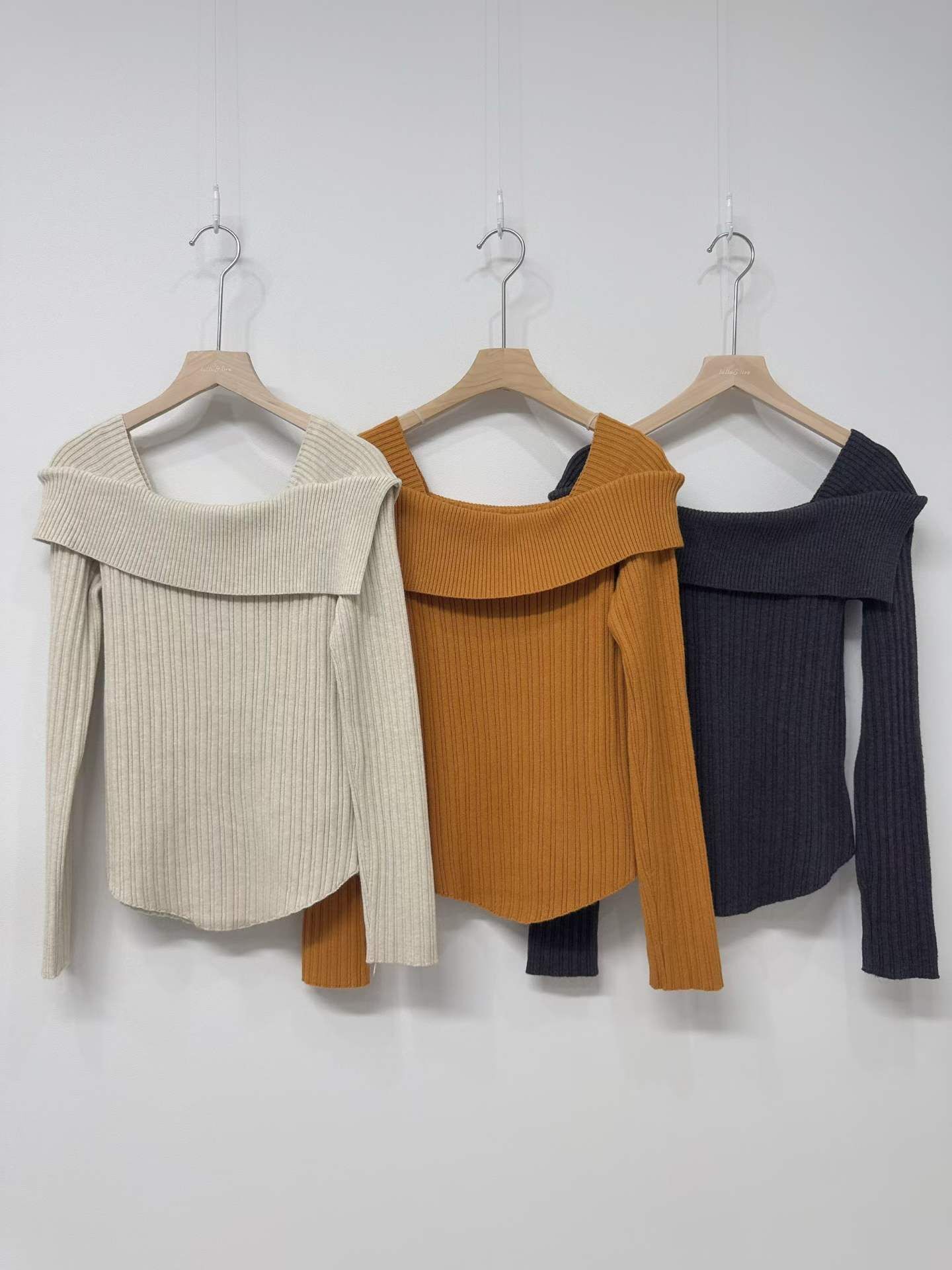 LU5429 百搭直坑紋一字肩上衣 *特價* (優惠碼同充值購物金不適用)