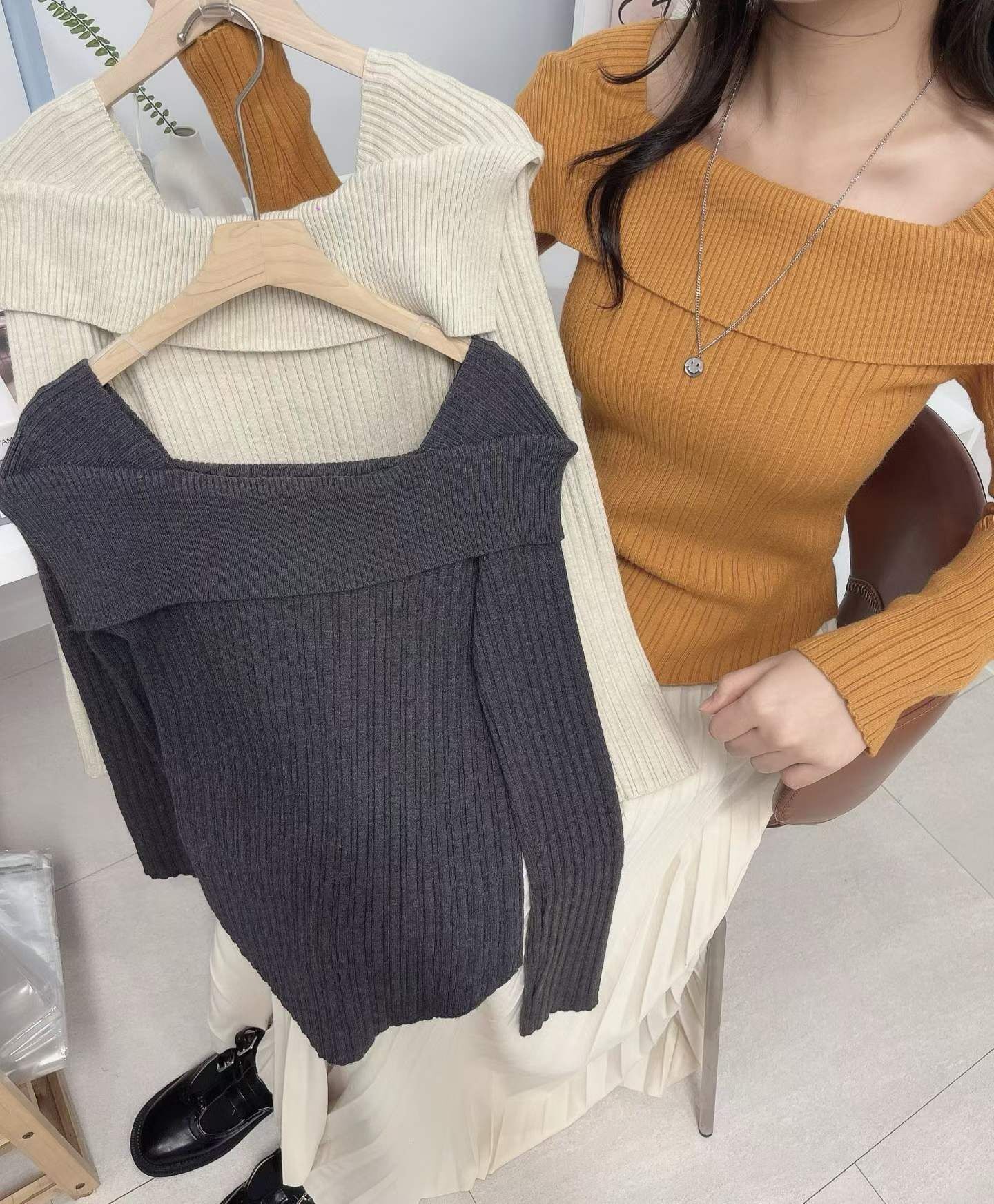 LU5429 百搭直坑紋一字肩上衣 *特價* (優惠碼同充值購物金不適用)