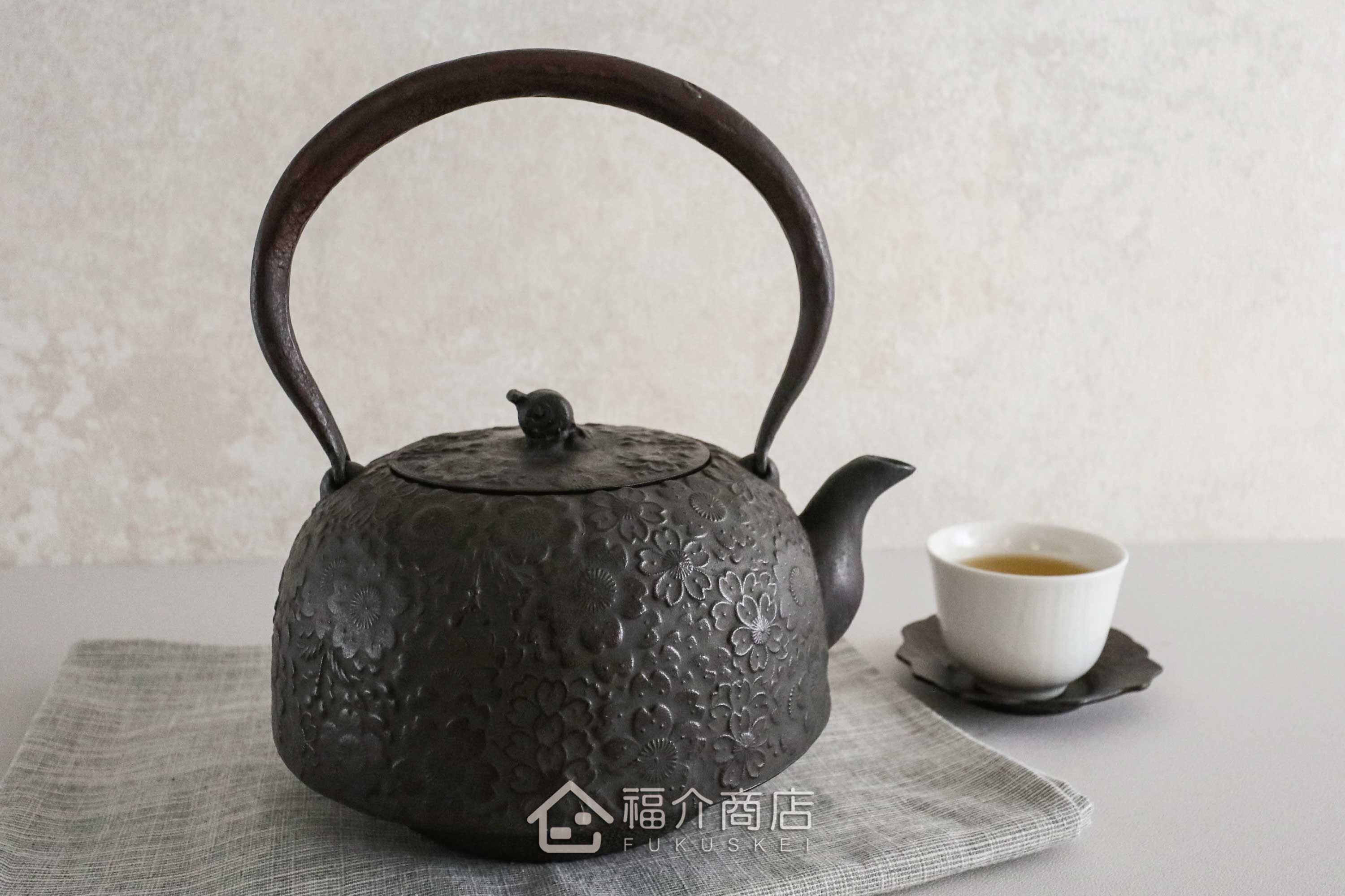 齊峰工房所製作的日本鐵壺,壺身設計櫻花造型紋樣,煮水泡茶用的鐵壺