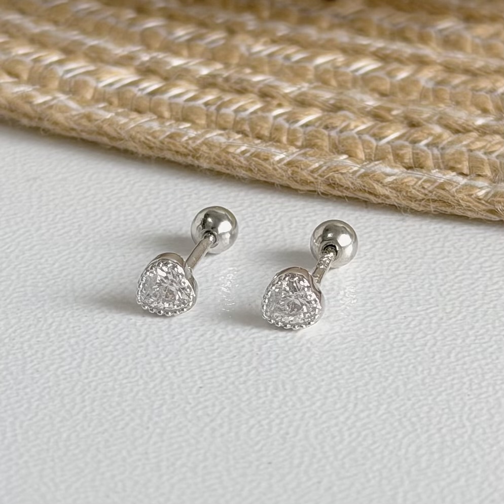 V226【輕奢】單鑽框邊愛心純銀鎖針