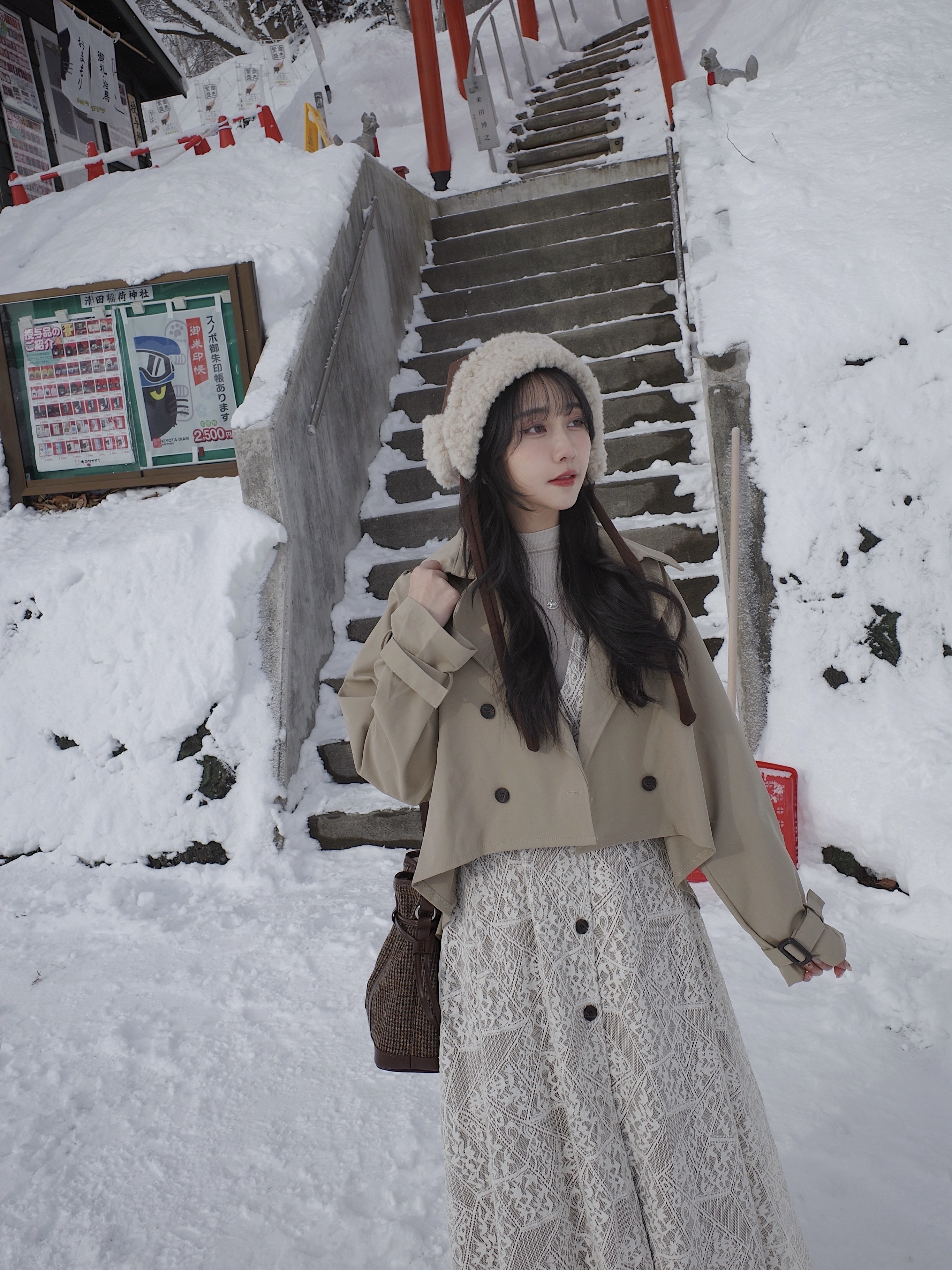 25A203 早春搶先 設計師款蕾絲風衣洋裝+前短後長斗蓬風衣 Set