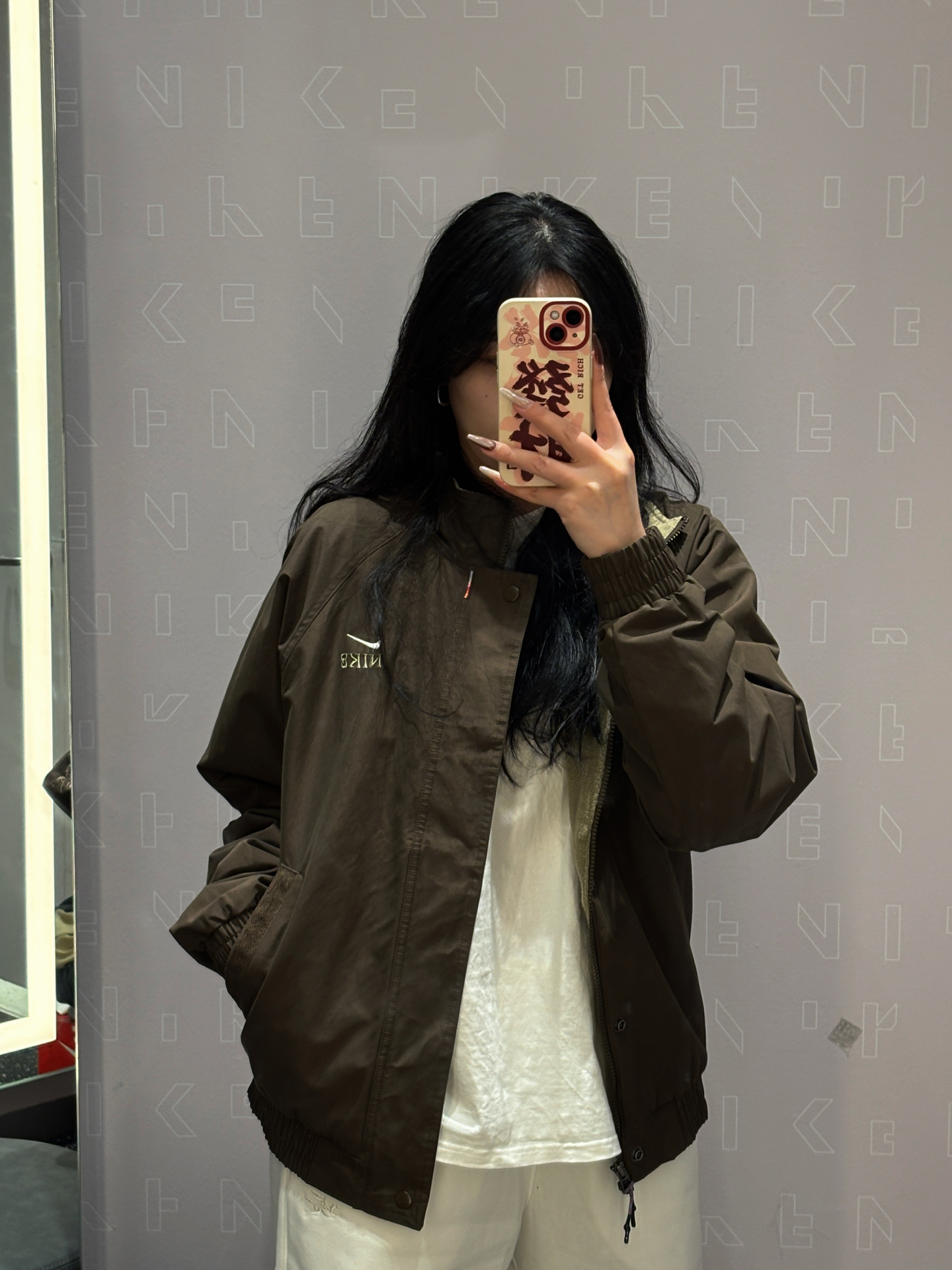 代購-Nike Club FW25 馬年限定 CNY新年款 脫繮系列 寬鬆立領拉鍊搖粒絨梭織夾克 外套 男款 暗褐/暗紅