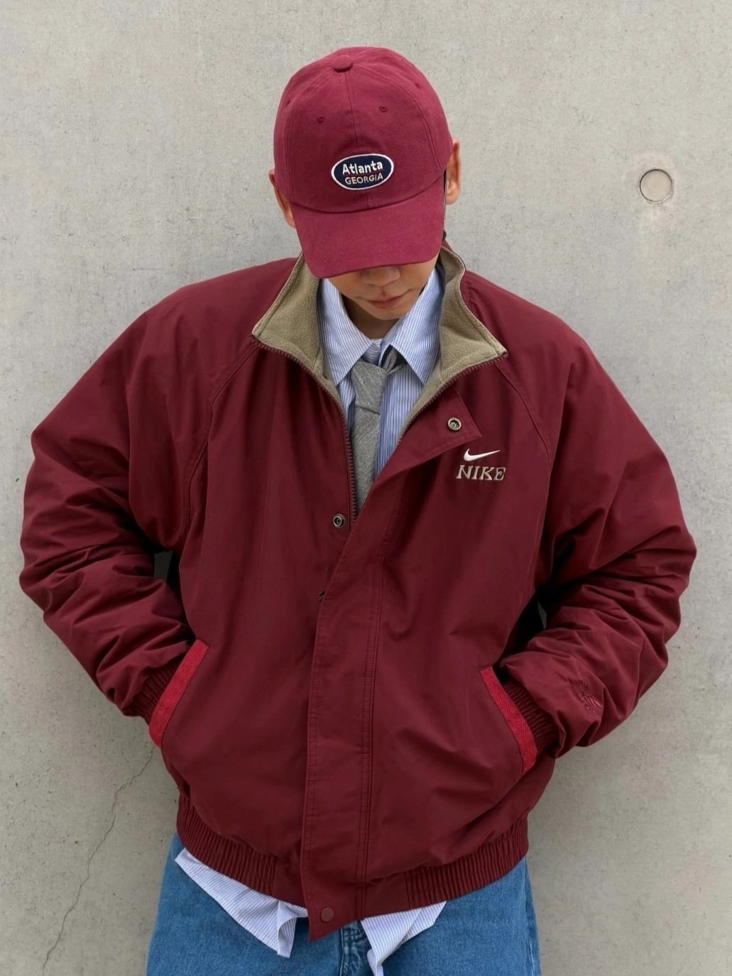 代購-Nike Club FW25 馬年限定 CNY新年款 脫繮系列 寬鬆立領拉鍊搖粒絨梭織夾克 外套 男款 暗褐/暗紅