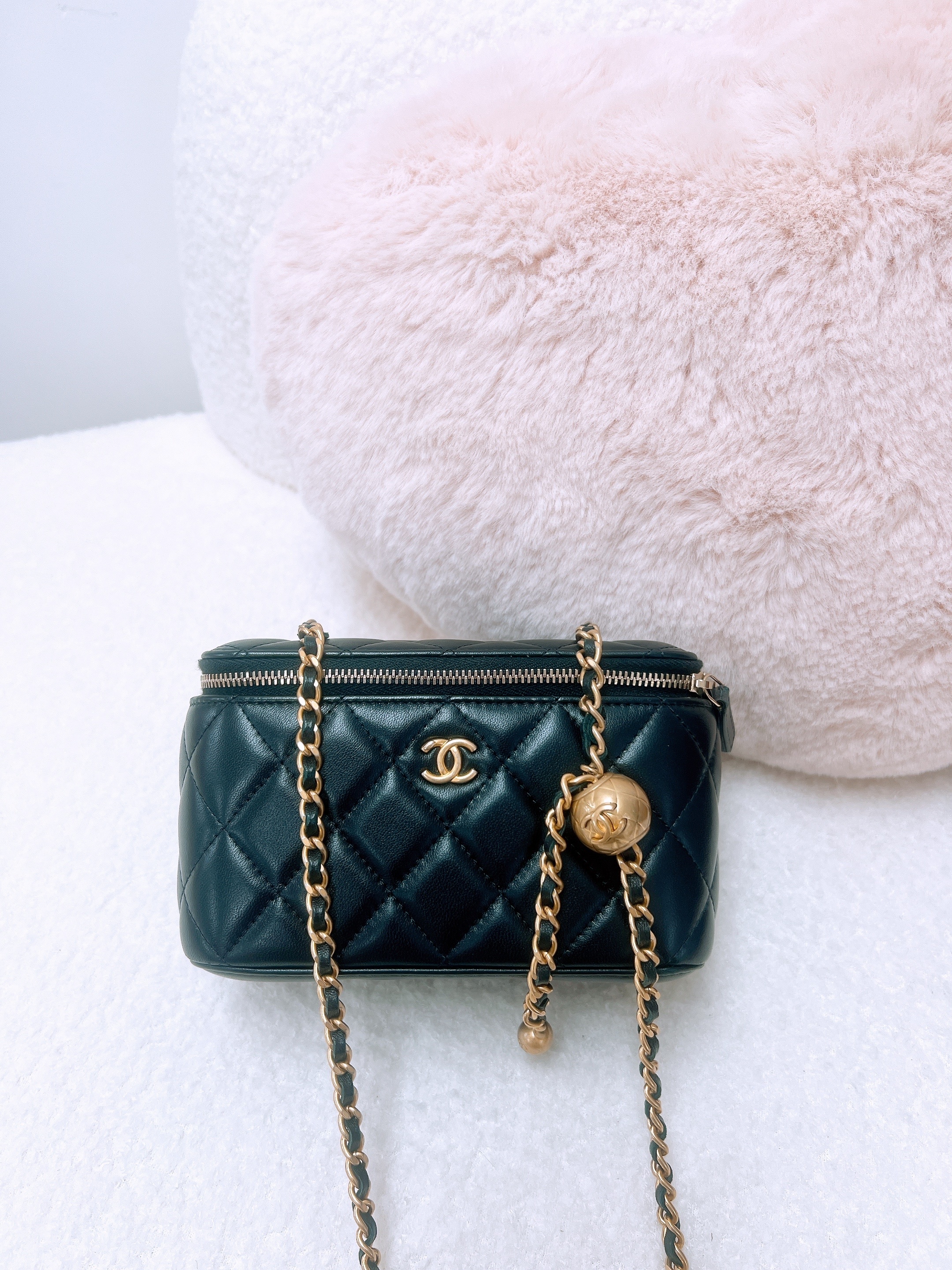 Chanel vanity with pearl crush 金球 (black GHW)