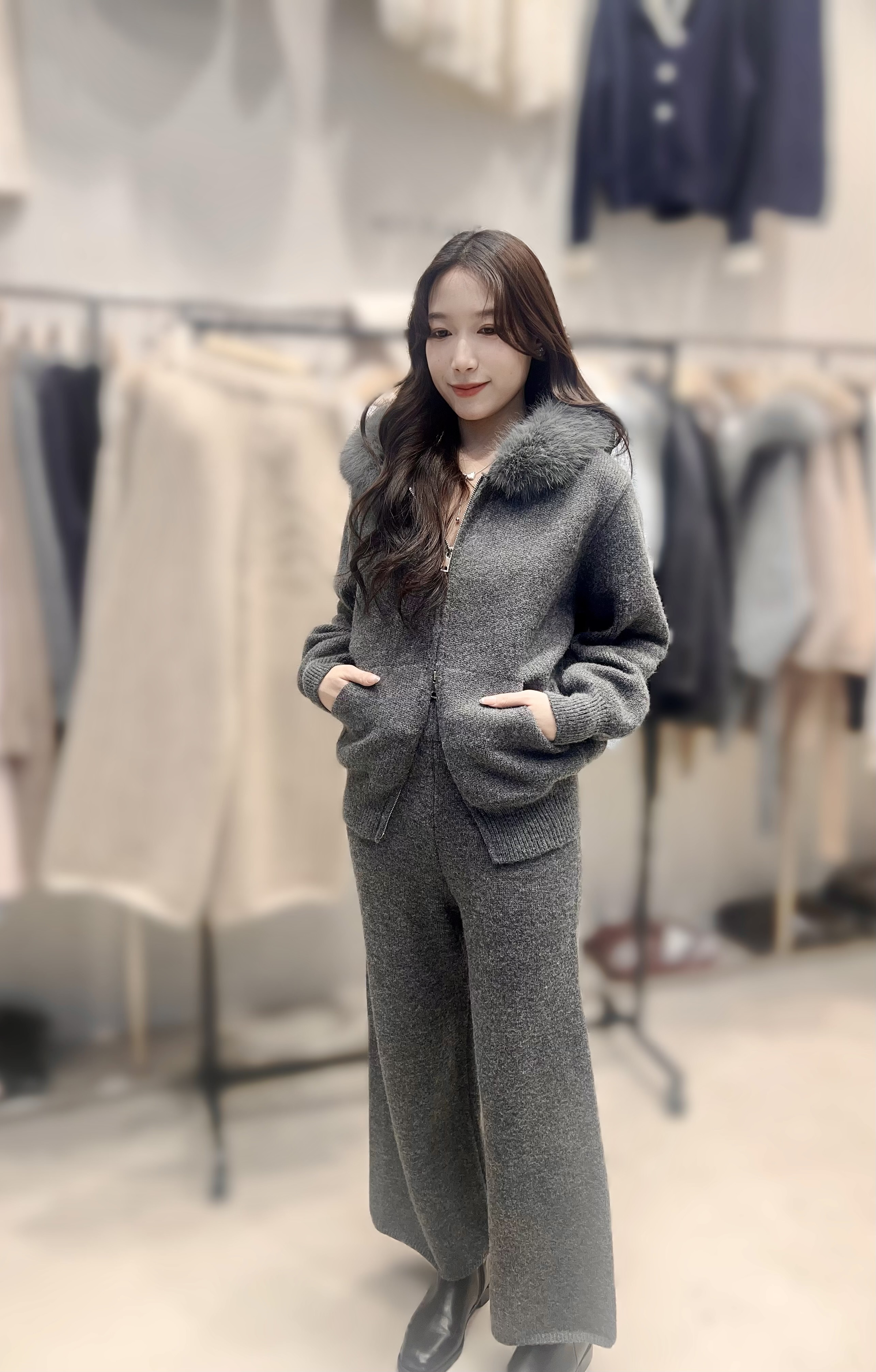 HP30  ( 1SET )  上身:  外套 胸41 長25   /   下身:  褲 腰26-36    HIP36 - 54   長38.5 $699 (一口價)  可拆毛毛