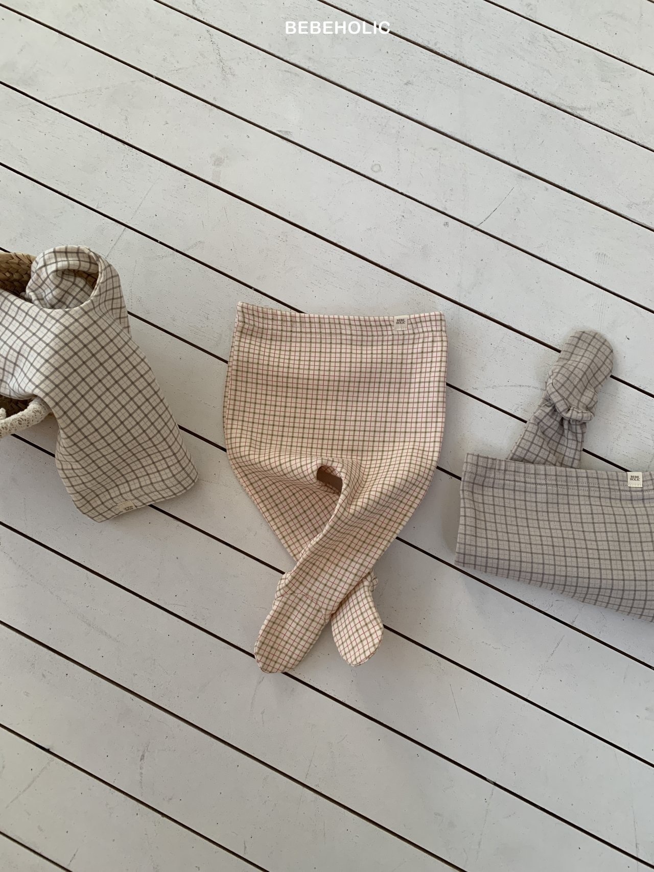 Bebe Holic Check Footed Leggings