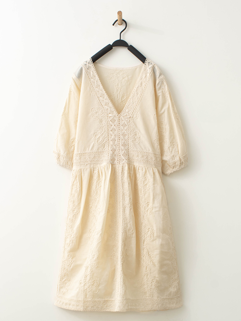 古棉繡花蕾絲上衣木釦背心拚色長褲組合