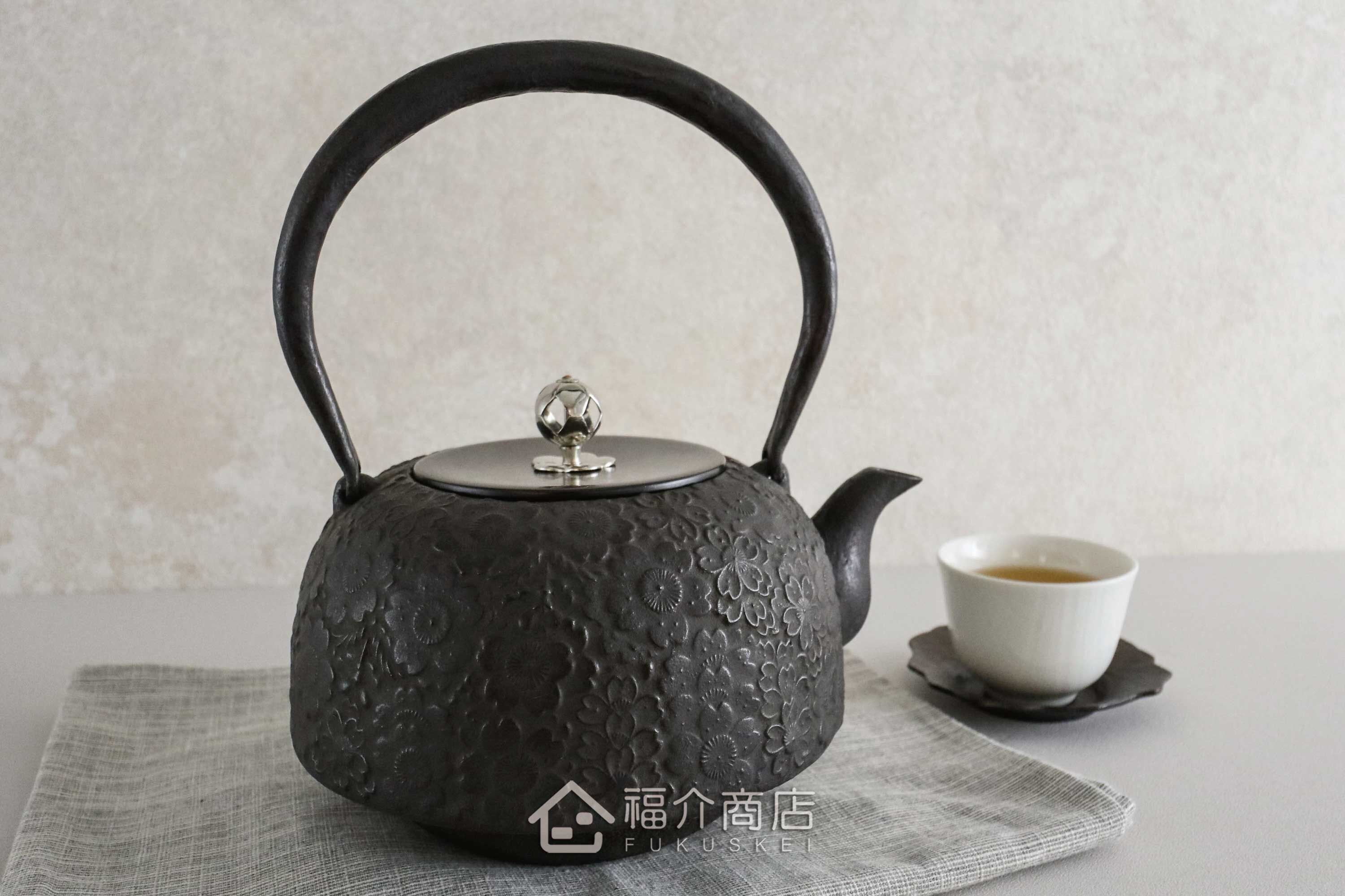 齊峰工房所製作的日本鐵壺,壺身設計櫻花造型紋樣,煮水泡茶用的鐵壺