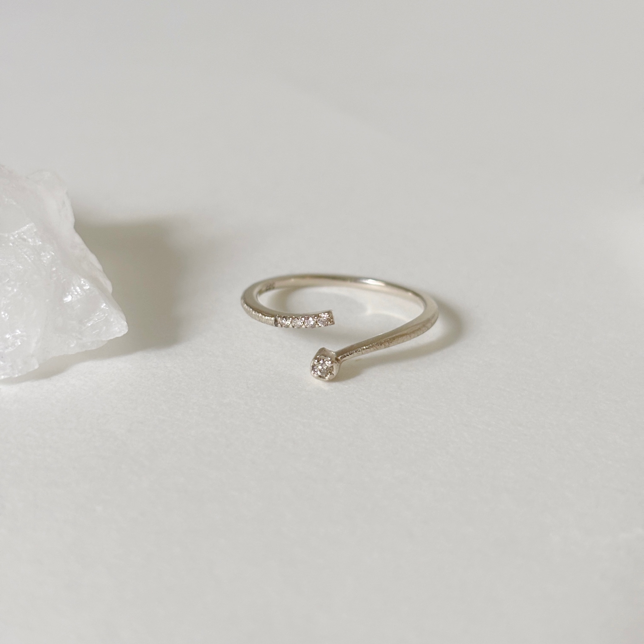 14K Hazy交錯真鑽開口戒指