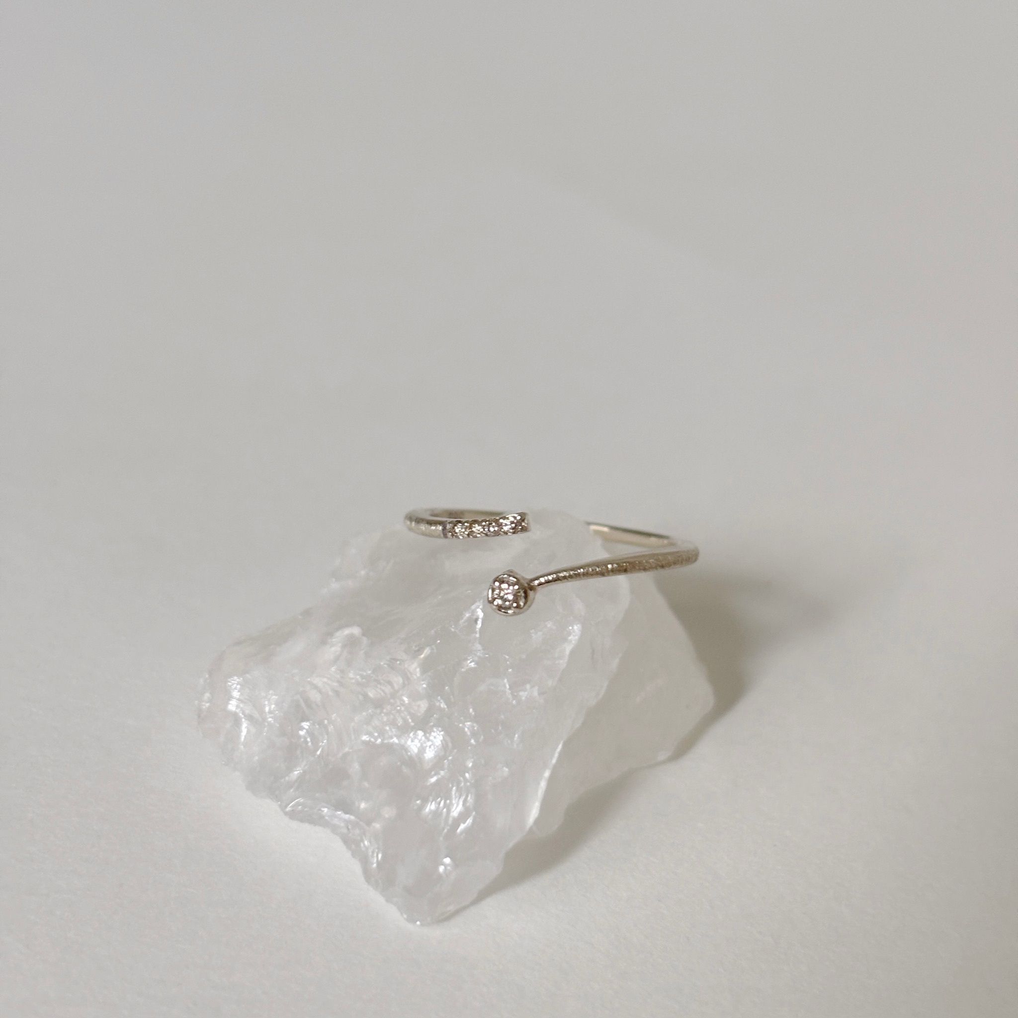 14K Hazy交錯真鑽開口戒指