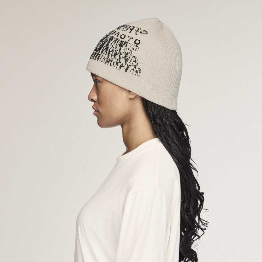 【 Y-3 GRAPHIC BEANIE 解構文字毛帽 - 奶油白 】