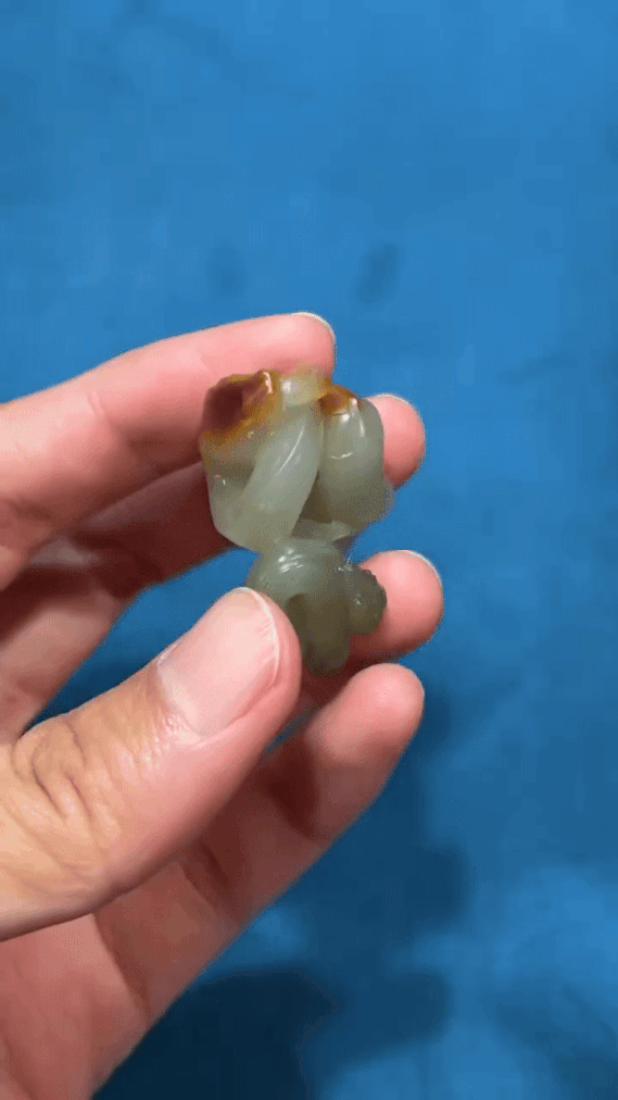 18243 和田玉籽料紅皮帶翠腰纏萬貫