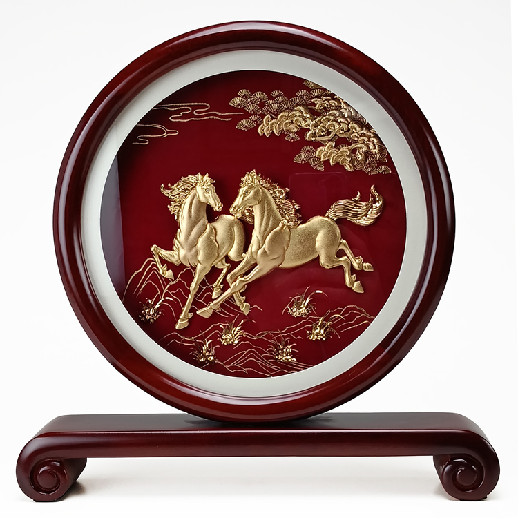 鹿港窯禮品館｜雙馬奔騰金箔屏風藝術品開業升遷企業送禮訂製優雅雕塑浮雕馬到成功