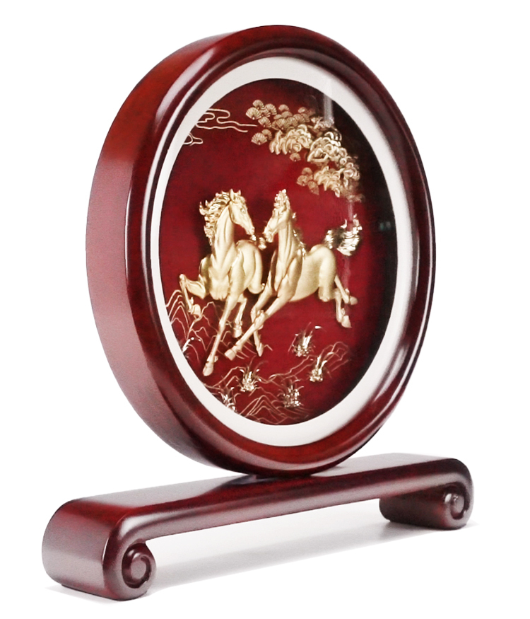 鹿港窯禮品館｜雙馬奔騰金箔屏風藝術品開業升遷企業送禮訂製優雅雕塑浮雕馬到成功