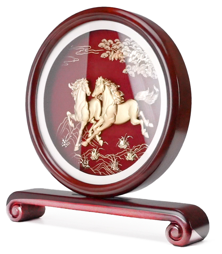 鹿港窯禮品館｜雙馬奔騰金箔屏風藝術品開業升遷企業送禮訂製優雅雕塑浮雕馬到成功