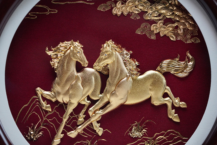 鹿港窯禮品館｜雙馬奔騰金箔屏風藝術品開業升遷企業送禮訂製優雅雕塑浮雕馬到成功