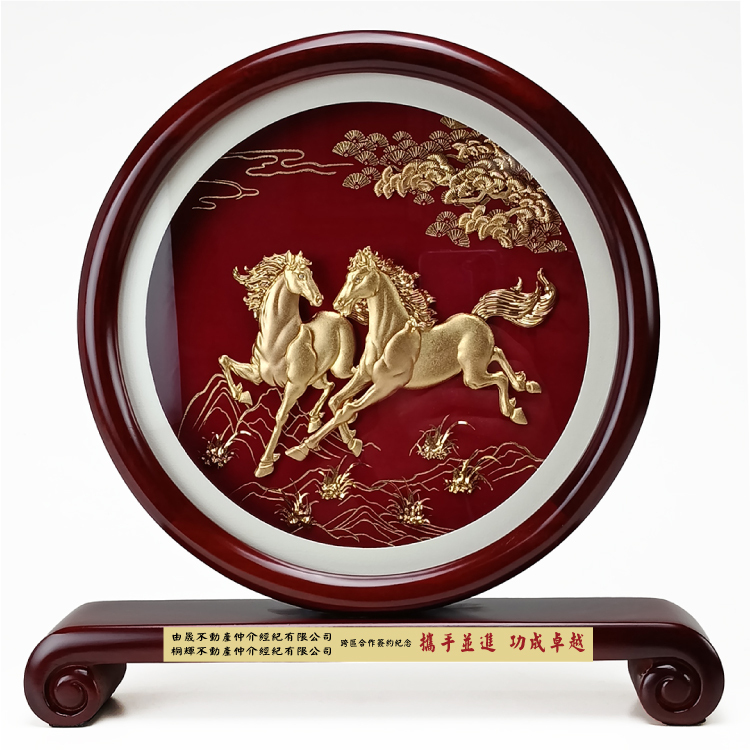 鹿港窯禮品館｜雙馬奔騰金箔屏風藝術品開業升遷企業送禮訂製優雅雕塑浮雕馬到成功