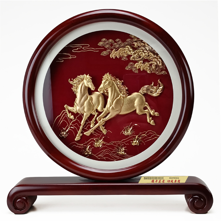 鹿港窯禮品館｜雙馬奔騰金箔屏風藝術品開業升遷企業送禮訂製優雅雕塑浮雕馬到成功