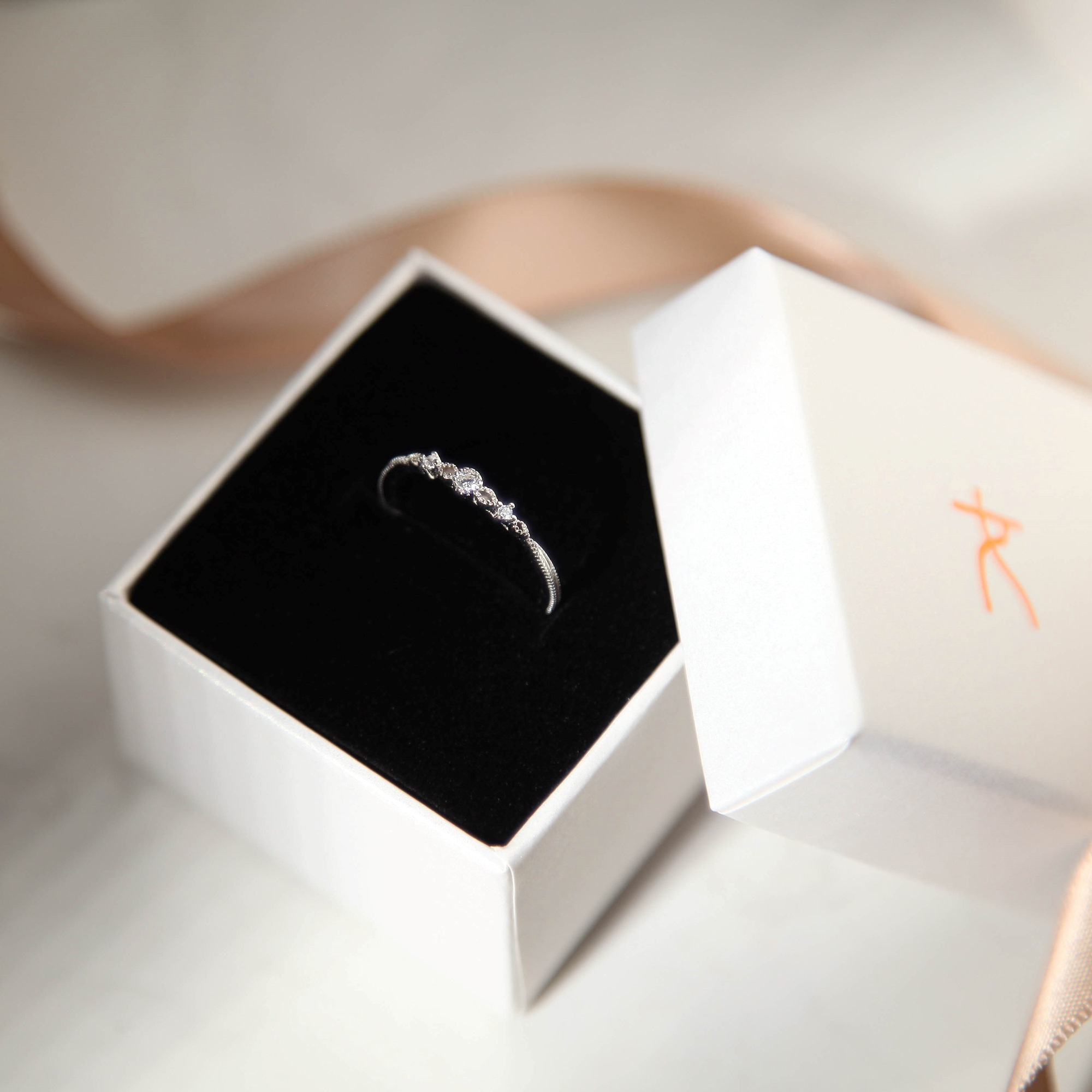 純銀戒指鑲嵌細緻鋯鑽,修飾指型的尾戒推薦款