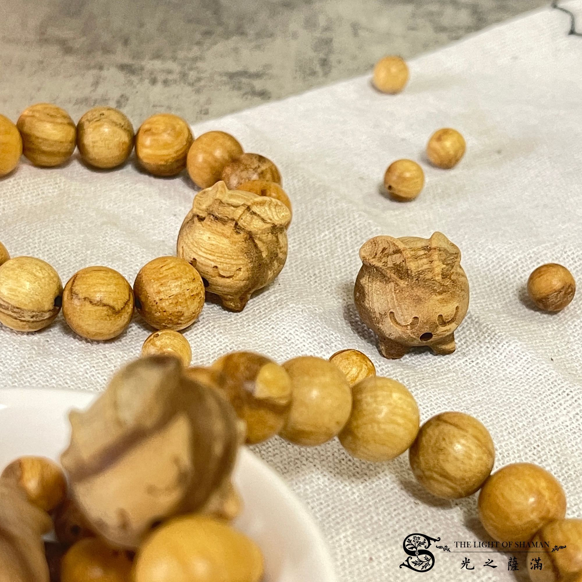 睡覺小兔靜夜祝福聖木手珠   睡覺小兔 20mm × 12mm 聖木手珠 -光之薩滿