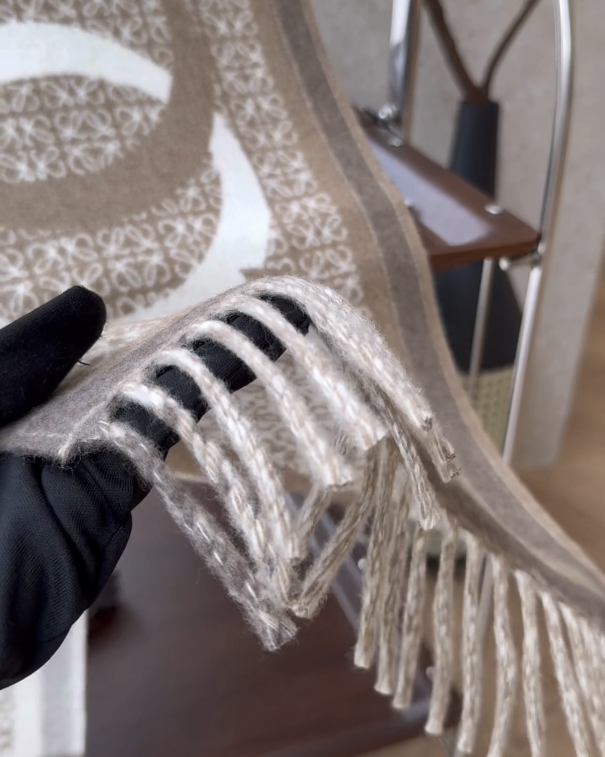 LOEWE｜羊絨羊毛雙面字體圍巾 奶茶色