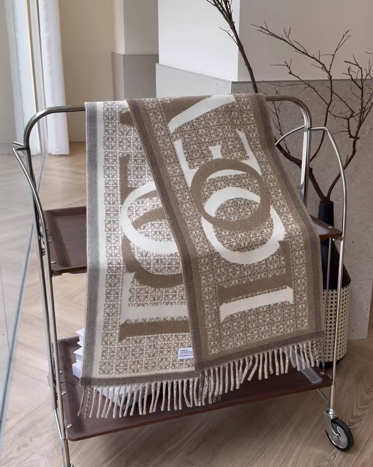 LOEWE｜羊絨羊毛雙面字體圍巾 奶茶色