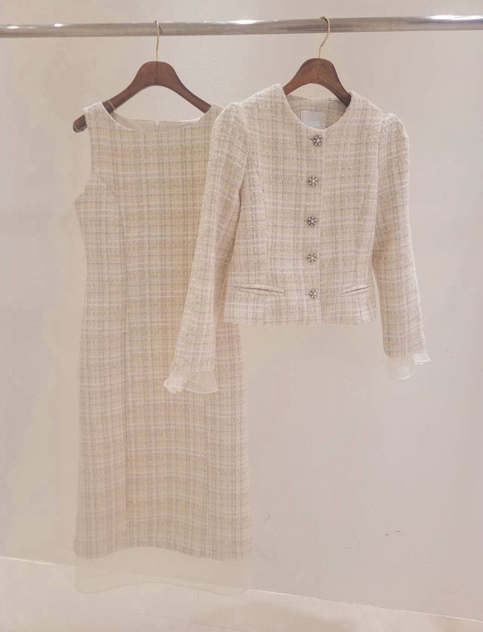 CT14 (外套) 羊毛70%S:胸38 腰34 長19 / M:胸40 腰36 長19 / L:胸42 腰38 長19 , (背裙) S:胸34 腰30 HIP37 長48 / M:胸36 腰32 HIP39 長48 / L:胸38 腰34 HIP41 長48  $1699 (一口價) SET