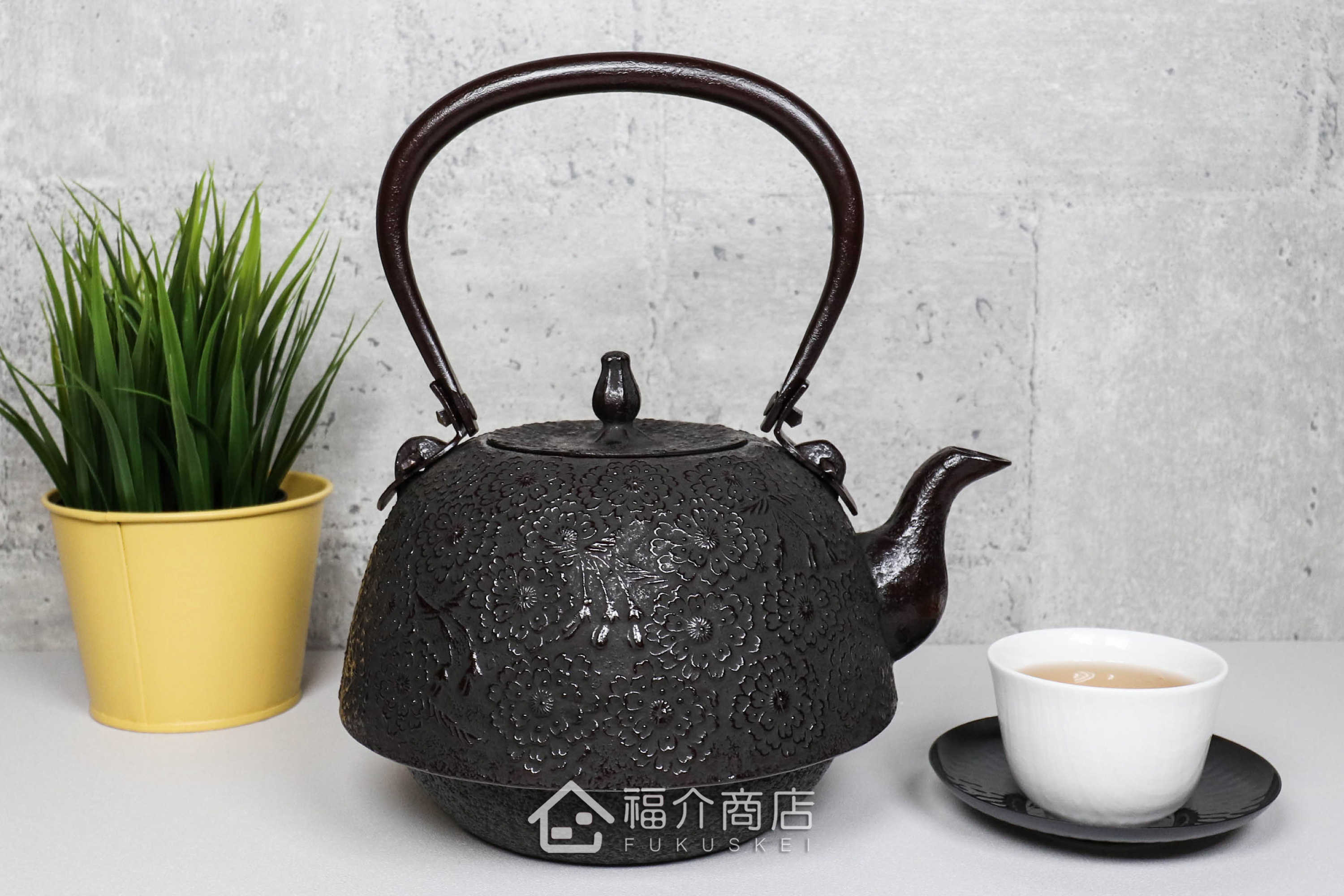 佐藤勝芳所製作的日本鐵壺,壺身設計櫻花造型紋樣,煮水泡茶用的鐵壺