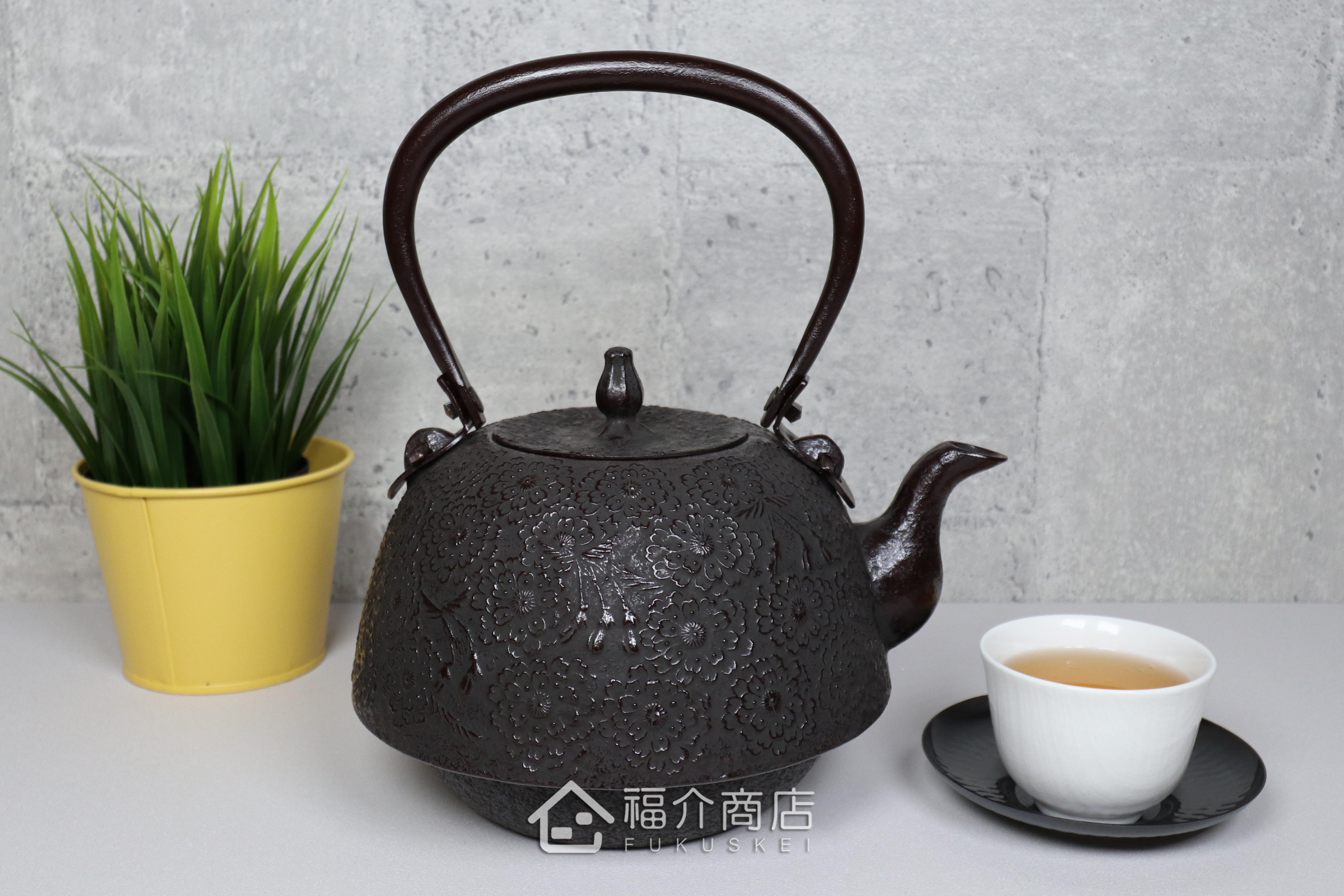 佐藤勝芳所製作的日本鐵壺,壺身設計櫻花造型紋樣,煮水泡茶用的鐵壺