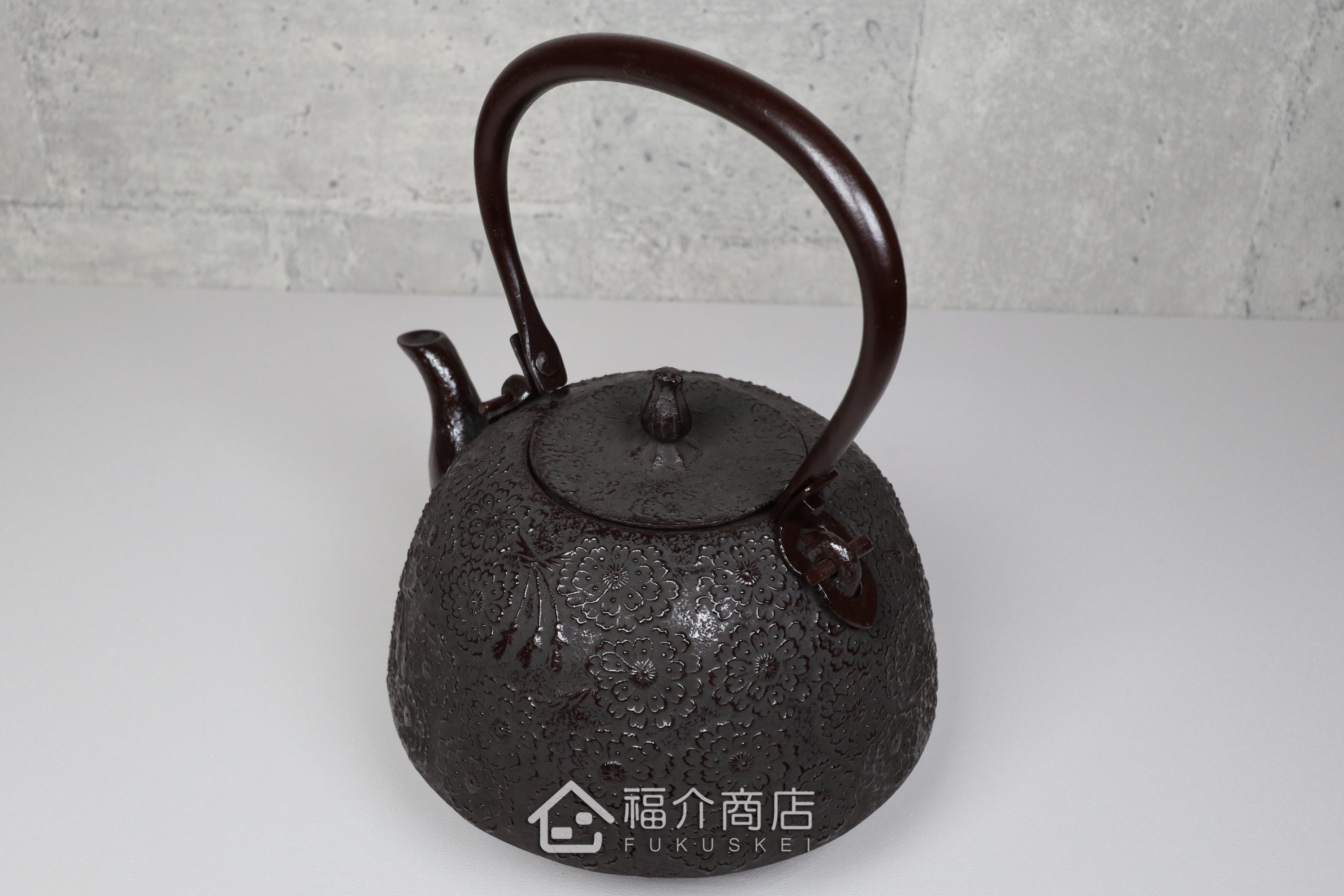 佐藤勝芳所製作的日本鐵壺,壺身設計櫻花造型紋樣,煮水泡茶用的鐵壺