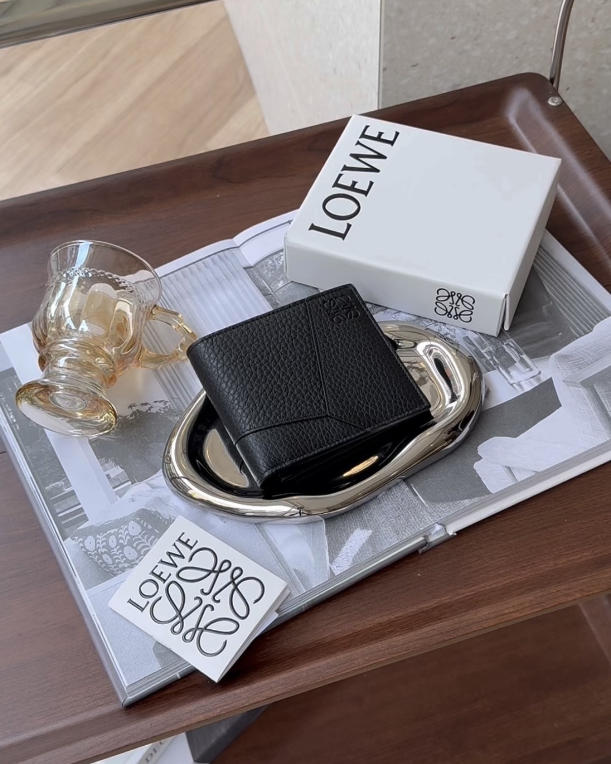 LOEWE｜PUZZLE 粒面內八卡雙折短夾 黑色