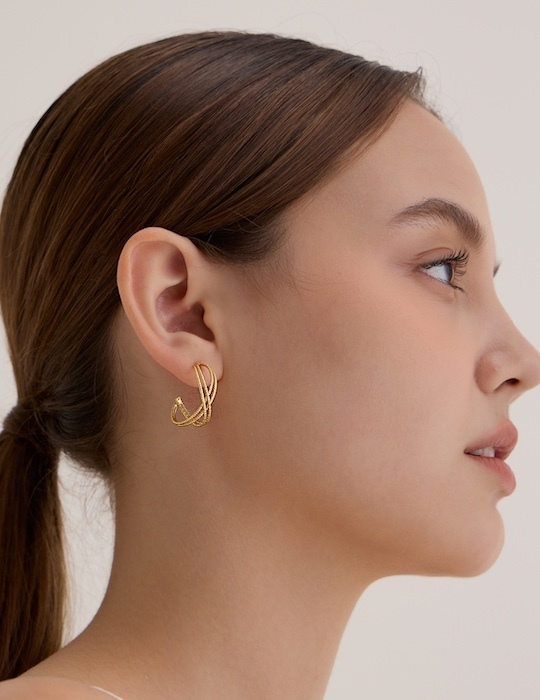 經典交織。銀針耳環(金)