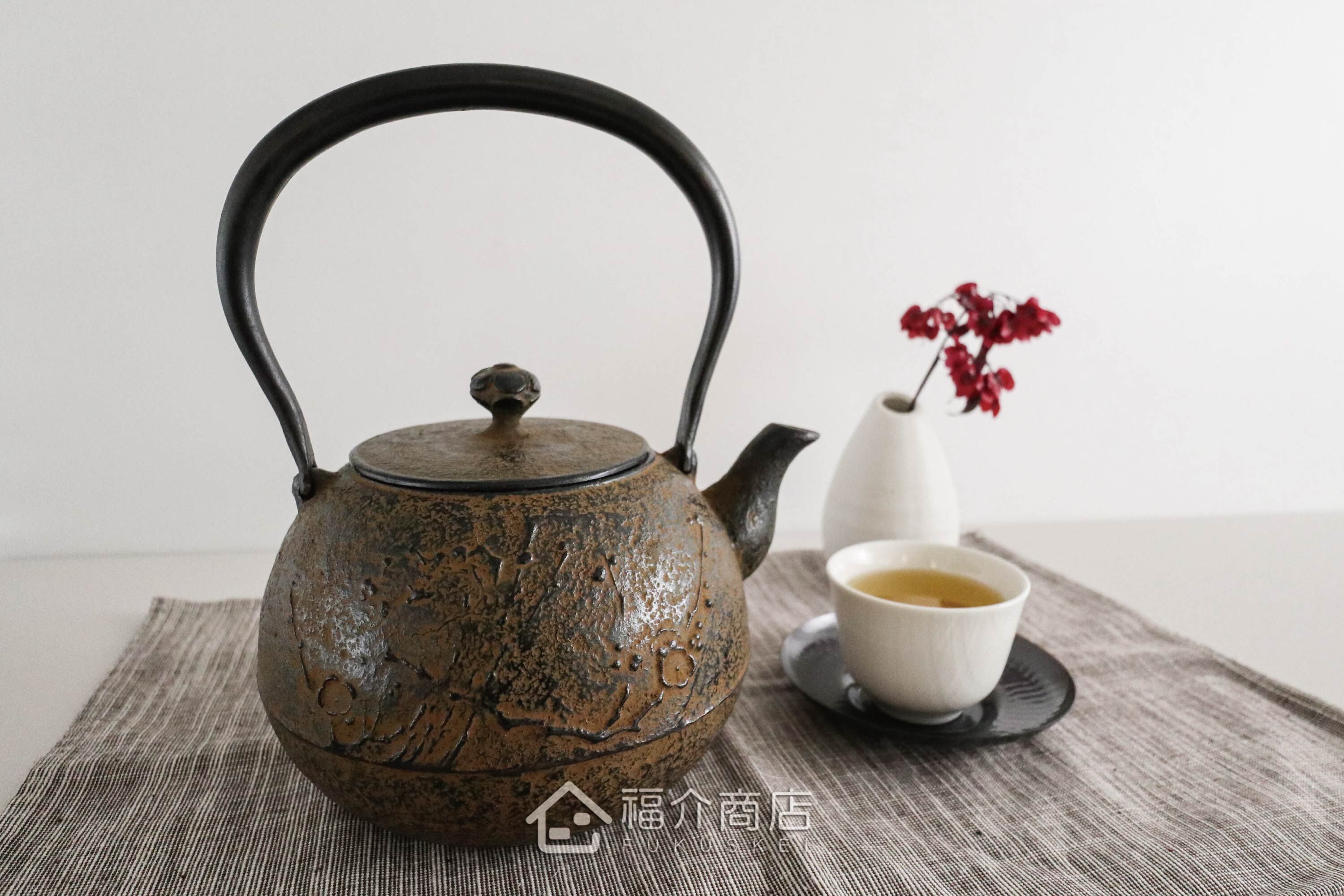 菊池真吾所製作的日本鐵壺,壺身設計梅花造型紋樣,煮水泡茶用的鐵壺