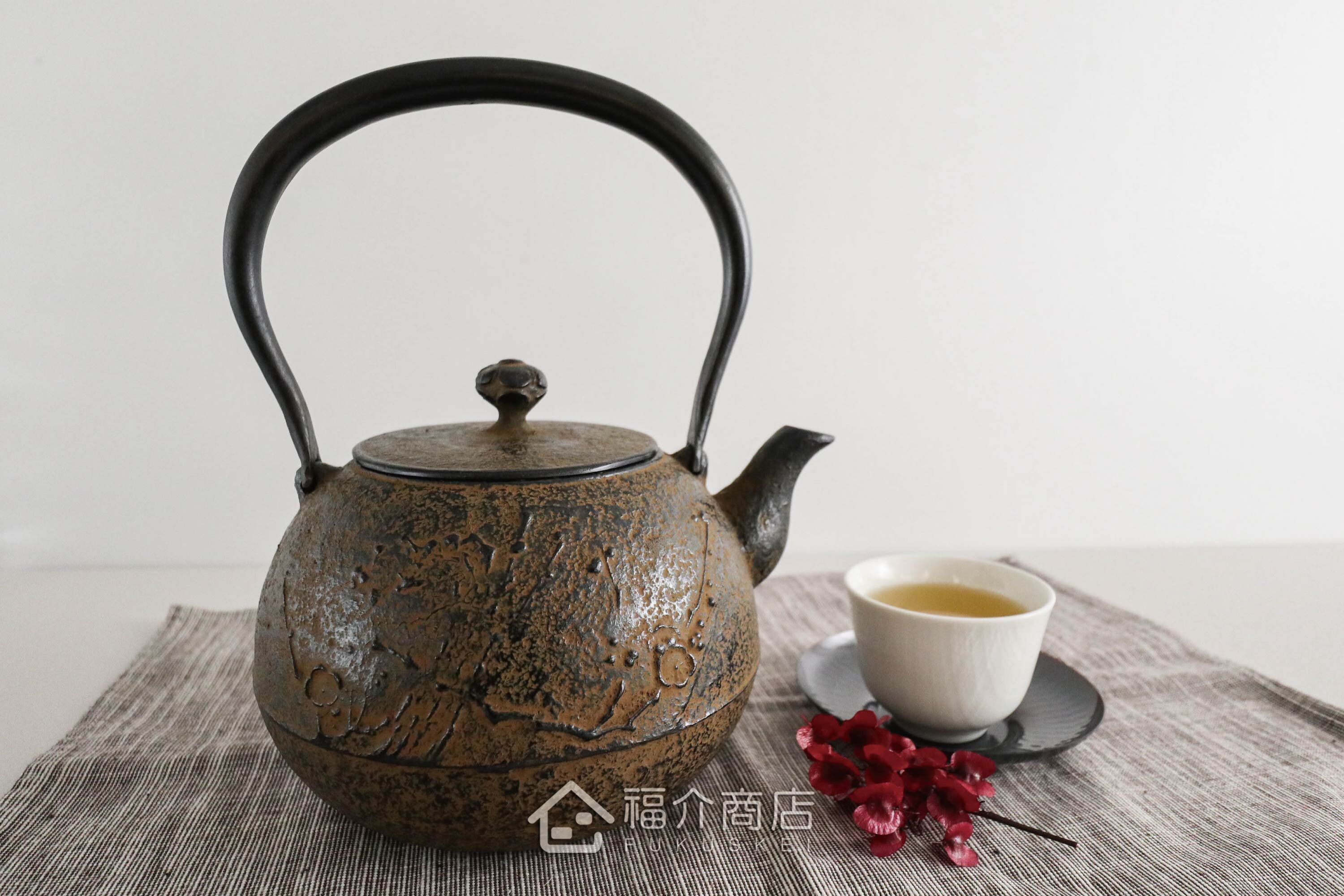 菊池真吾所製作的日本鐵壺,壺身設計梅花造型紋樣,煮水泡茶用的鐵壺