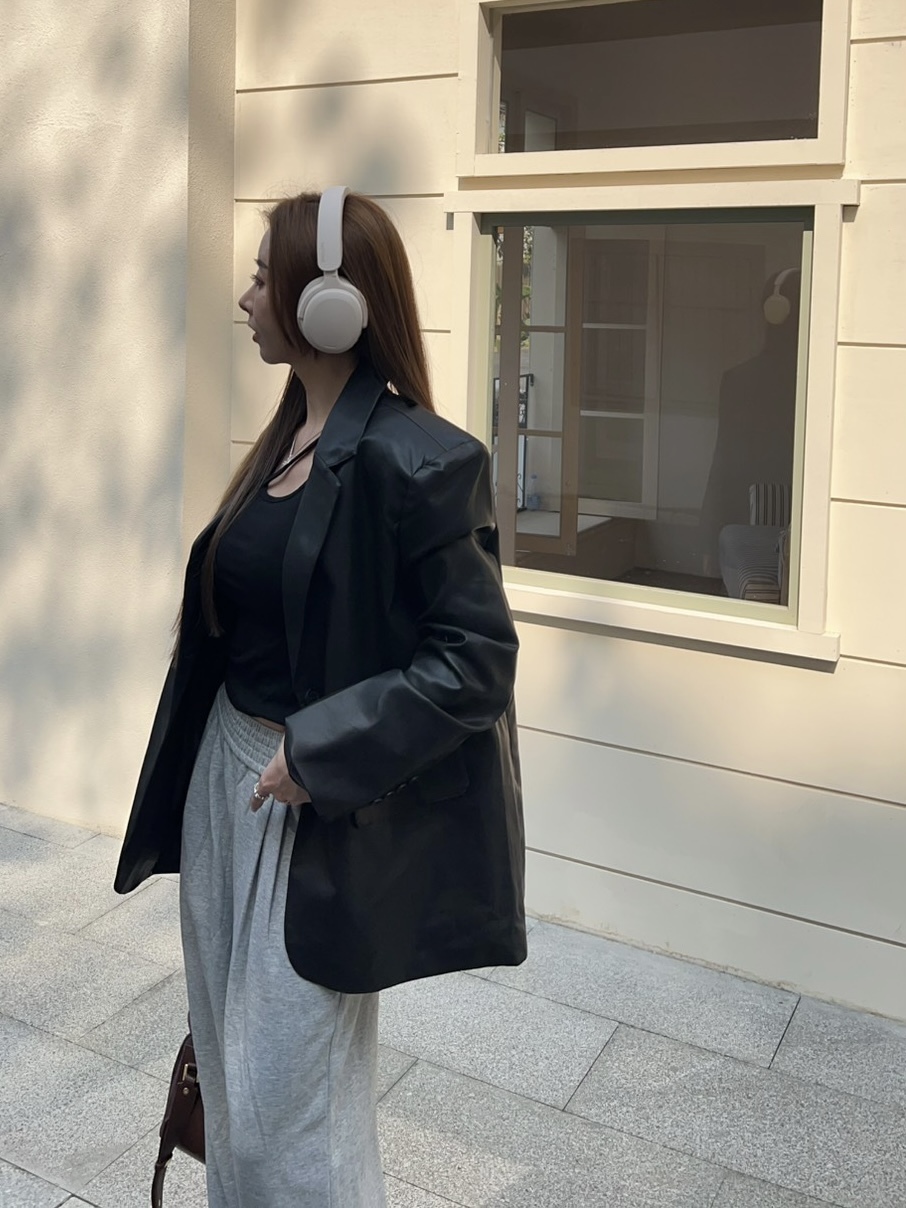 設計感後開衩墊肩皮衣外套