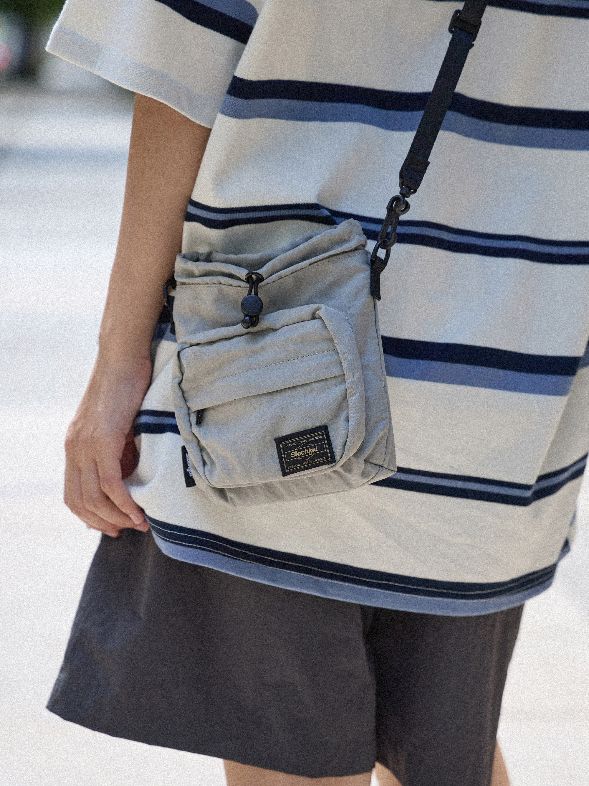 防潑水尼龍抽繩立體斜背小包