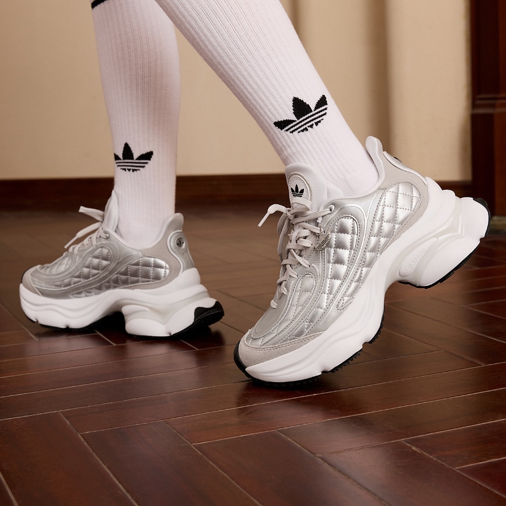 【 adidas OZVENUZ W 運動休閒鞋款 - 銀格紋 】