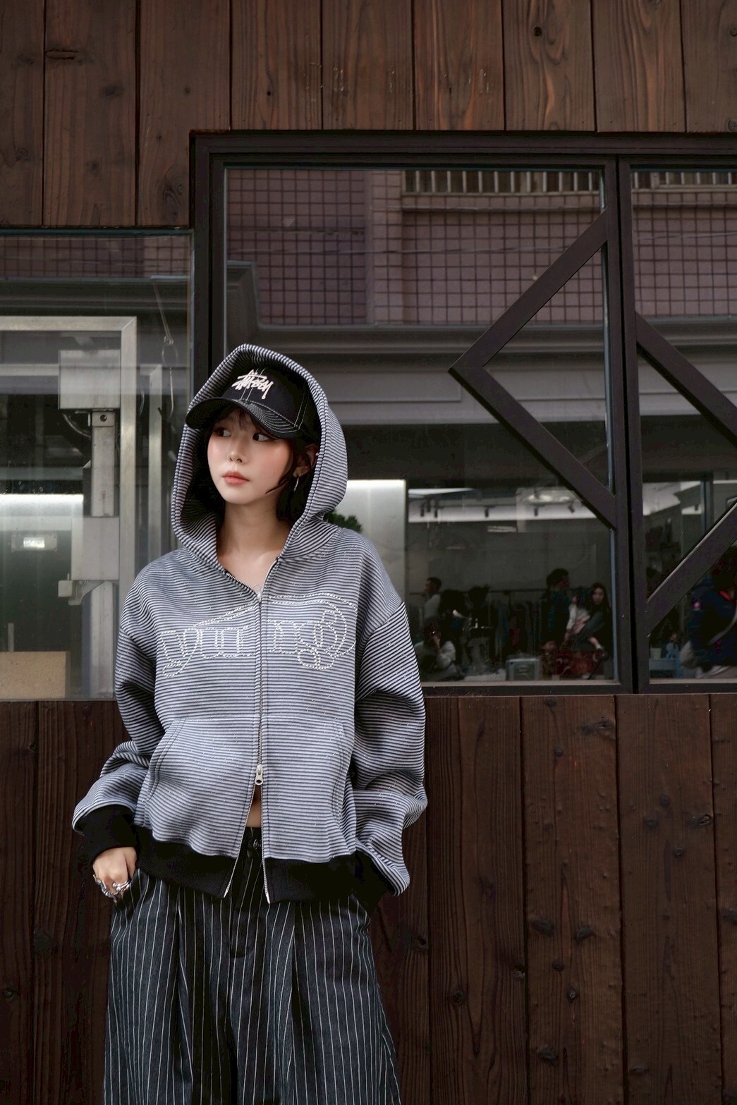 <快速出貨> Younger song 水鑽雙拉鍊連帽外套 黑/條紋