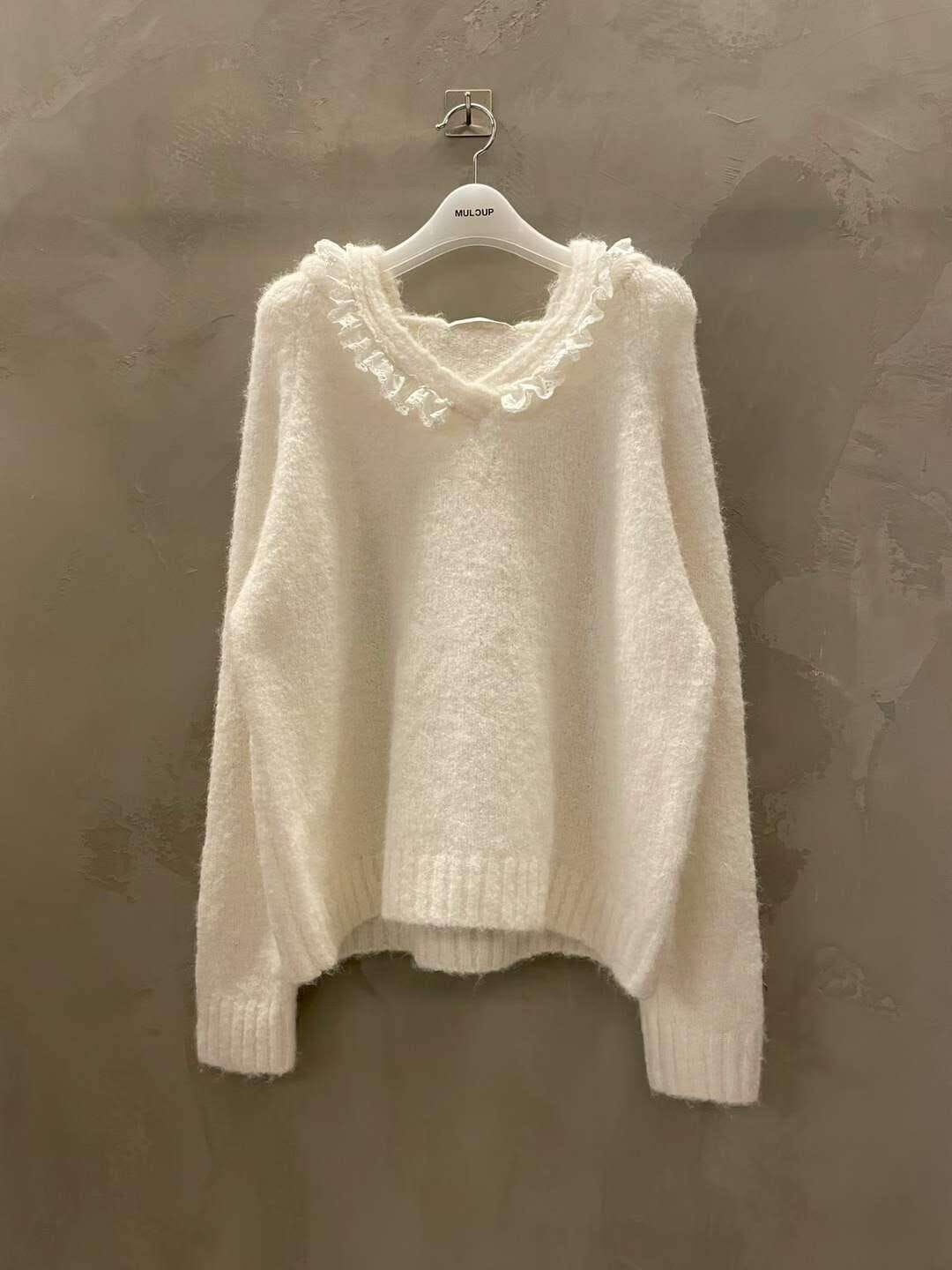 MP5401 刺繡花邊小V領上衣 *特價* (優惠碼同充值購物金不適用)